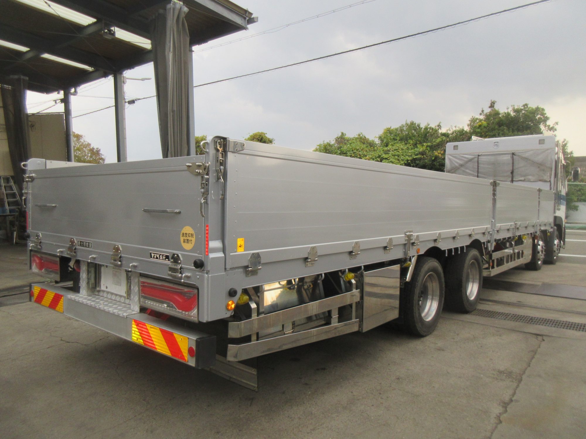 クオン4軸低床アルミ平車