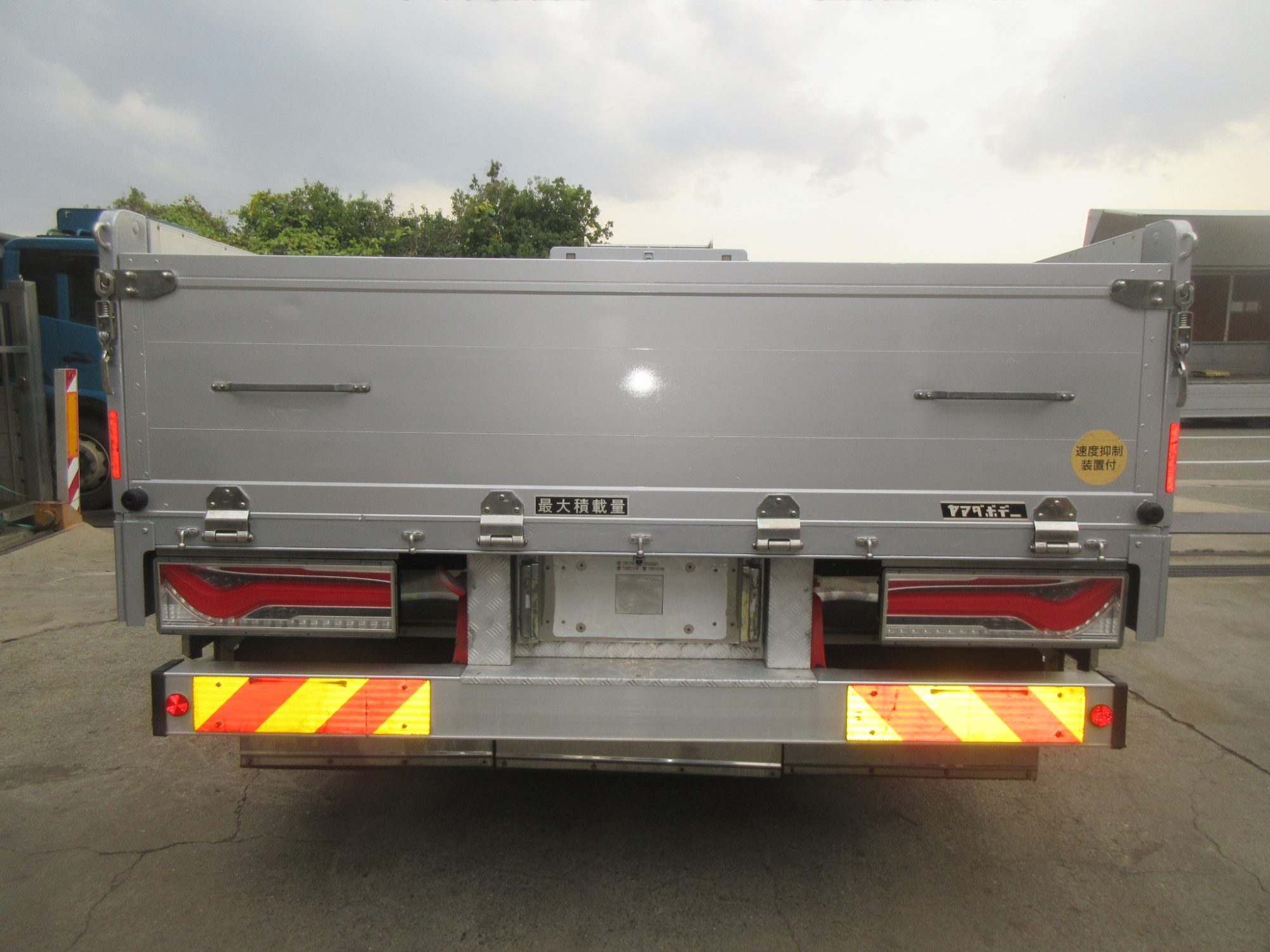 クオン4軸低床アルミ平車