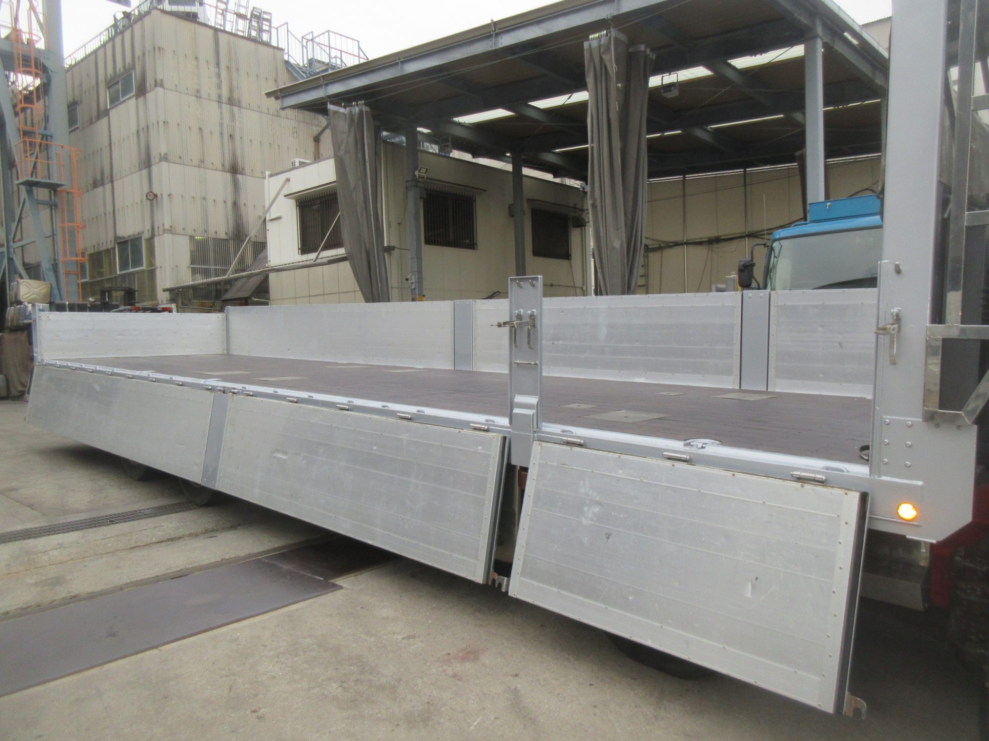 クオン4軸低床アルミ平車