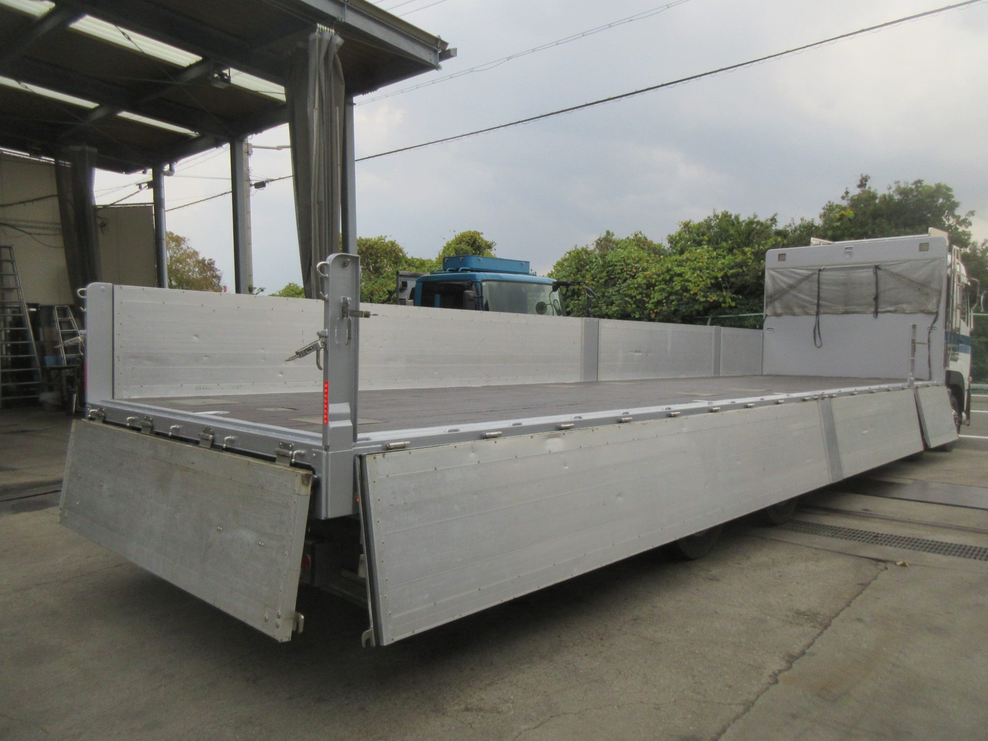 クオン4軸低床アルミ平車