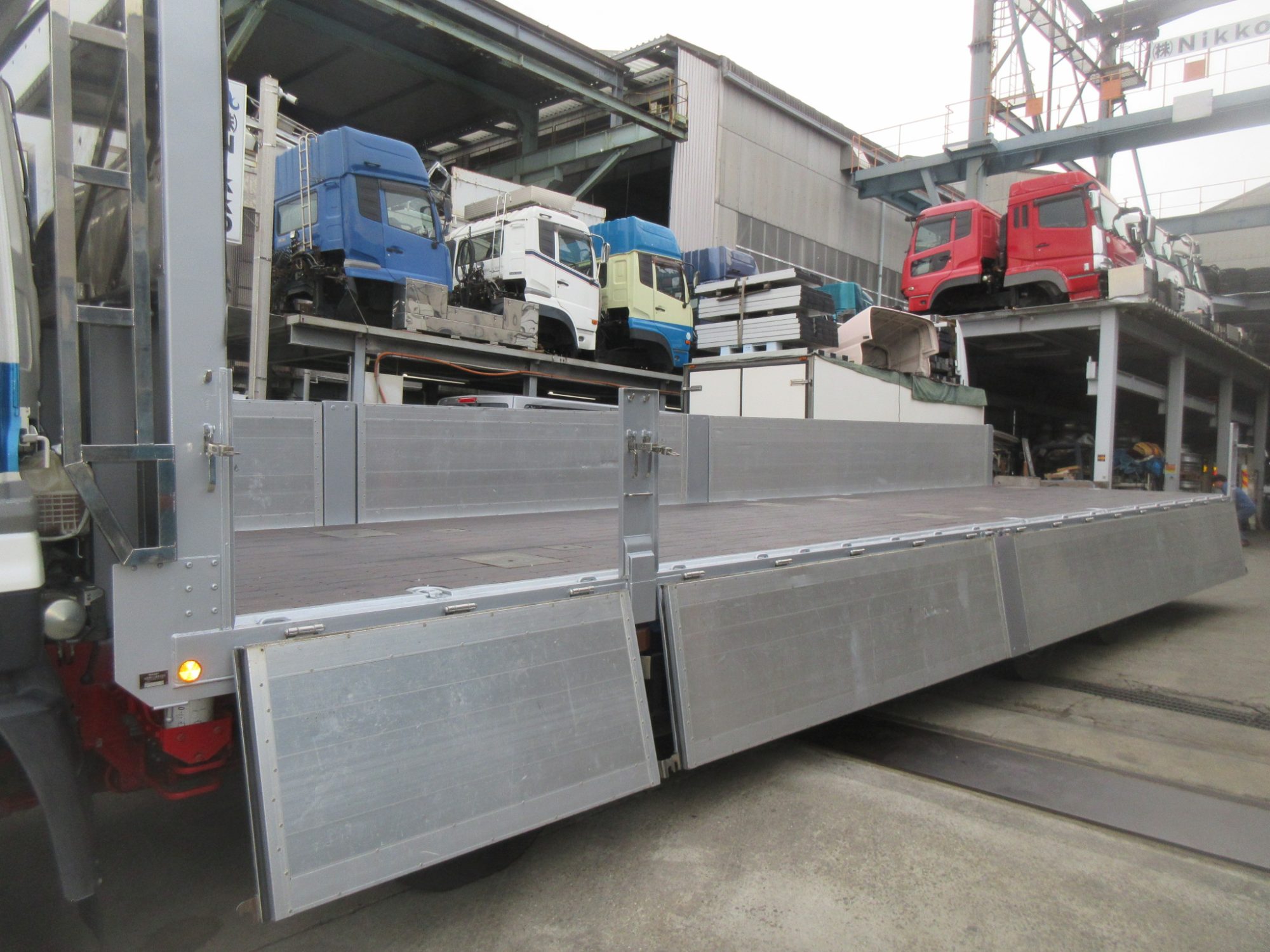 クオン4軸低床アルミ平車