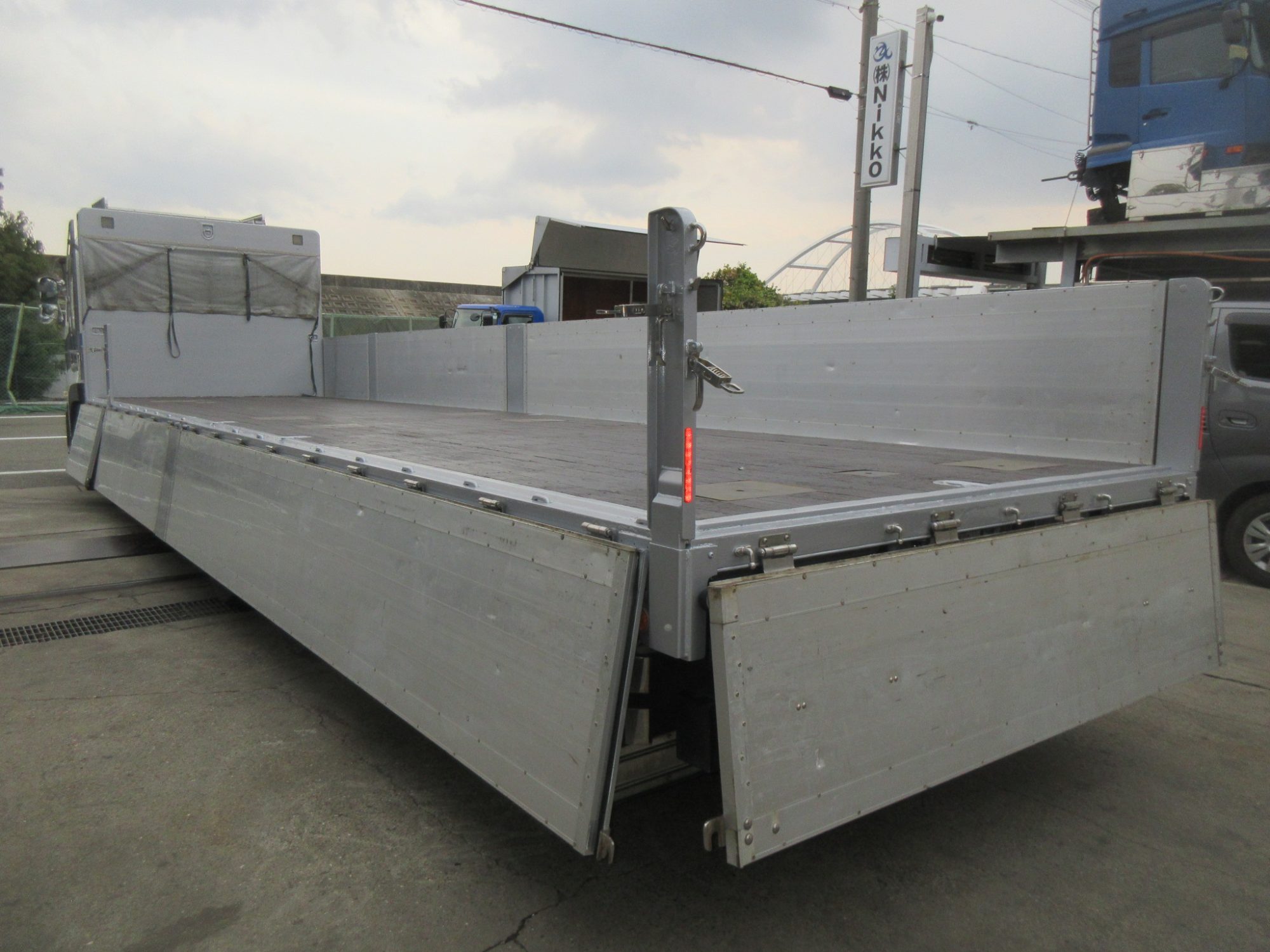 クオン4軸低床アルミ平車