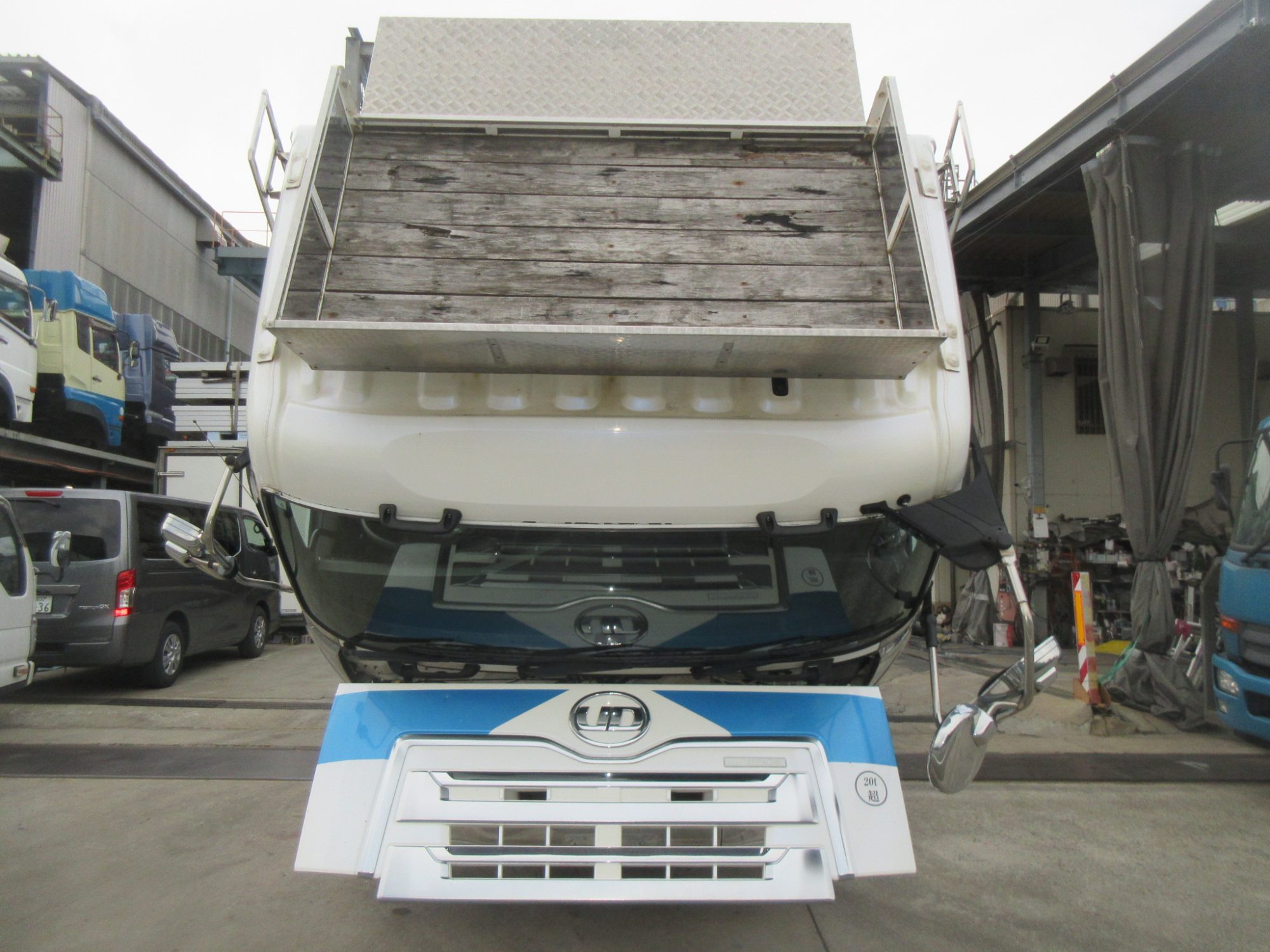 クオン4軸低床アルミ平車