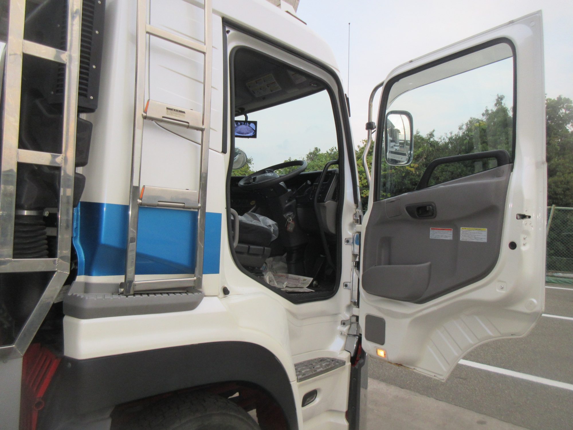 クオン4軸低床アルミ平車