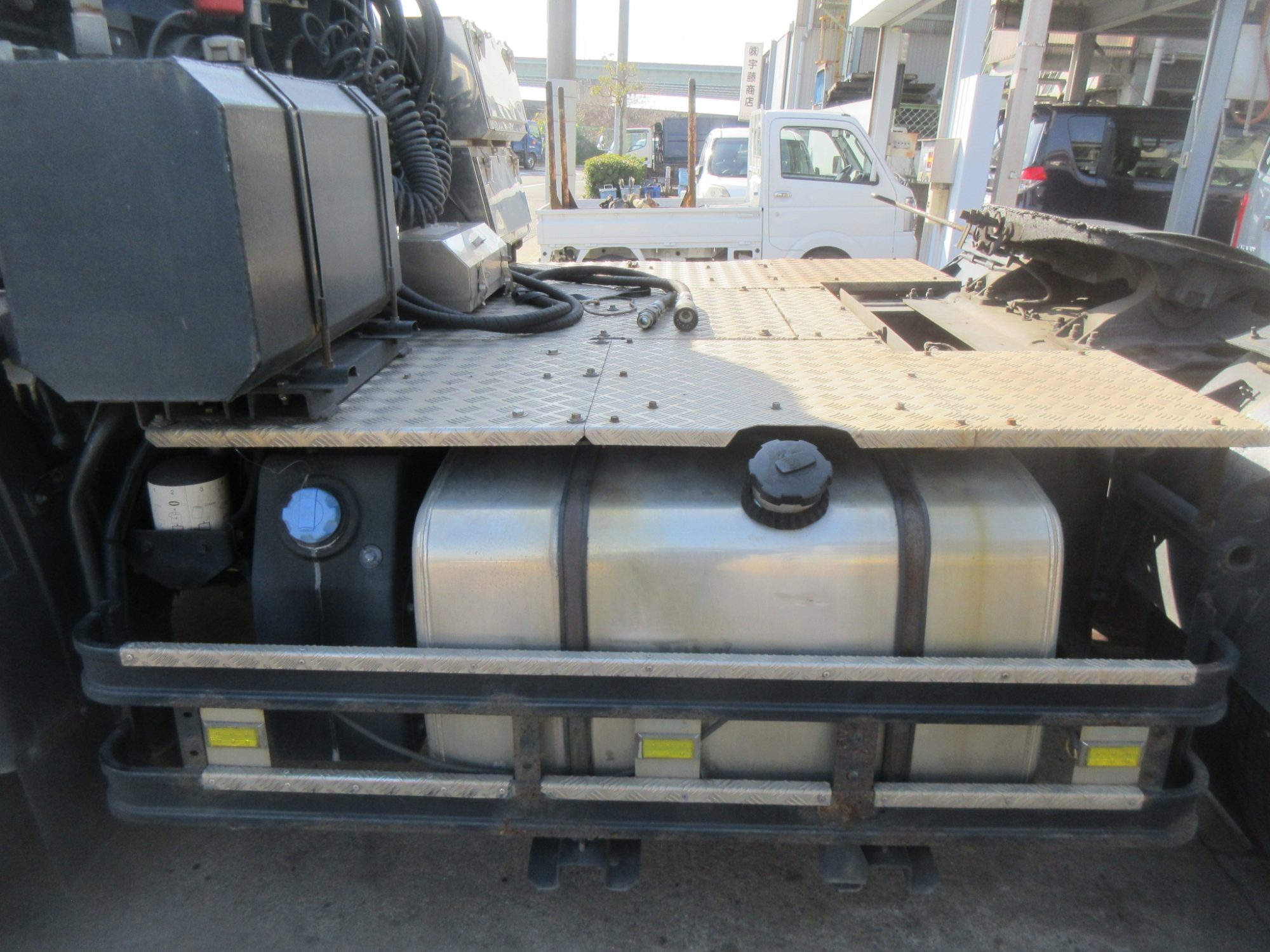 ポンプ付きハイルーフトラクタ