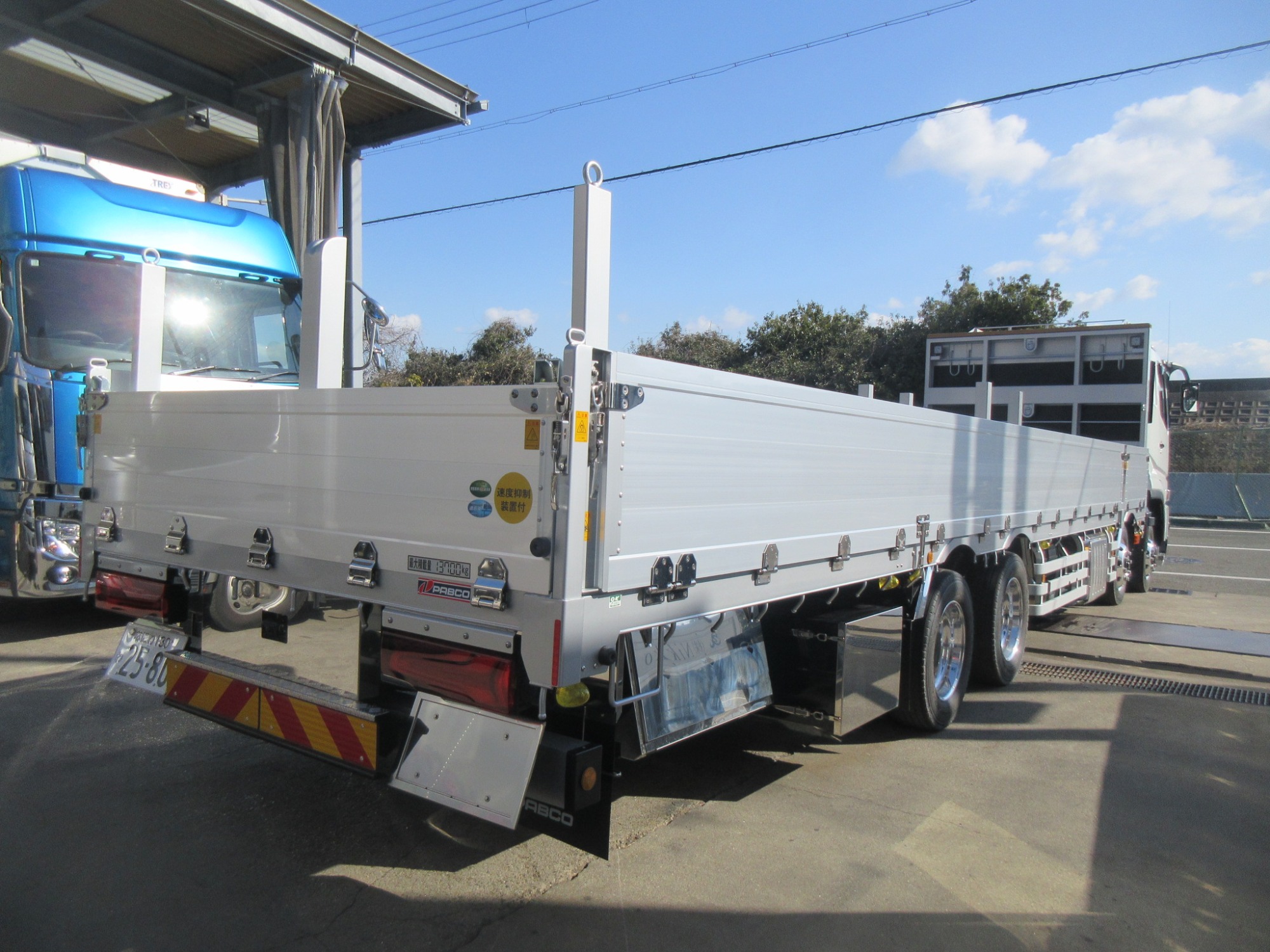 4軸低床 アルミ平未使用車