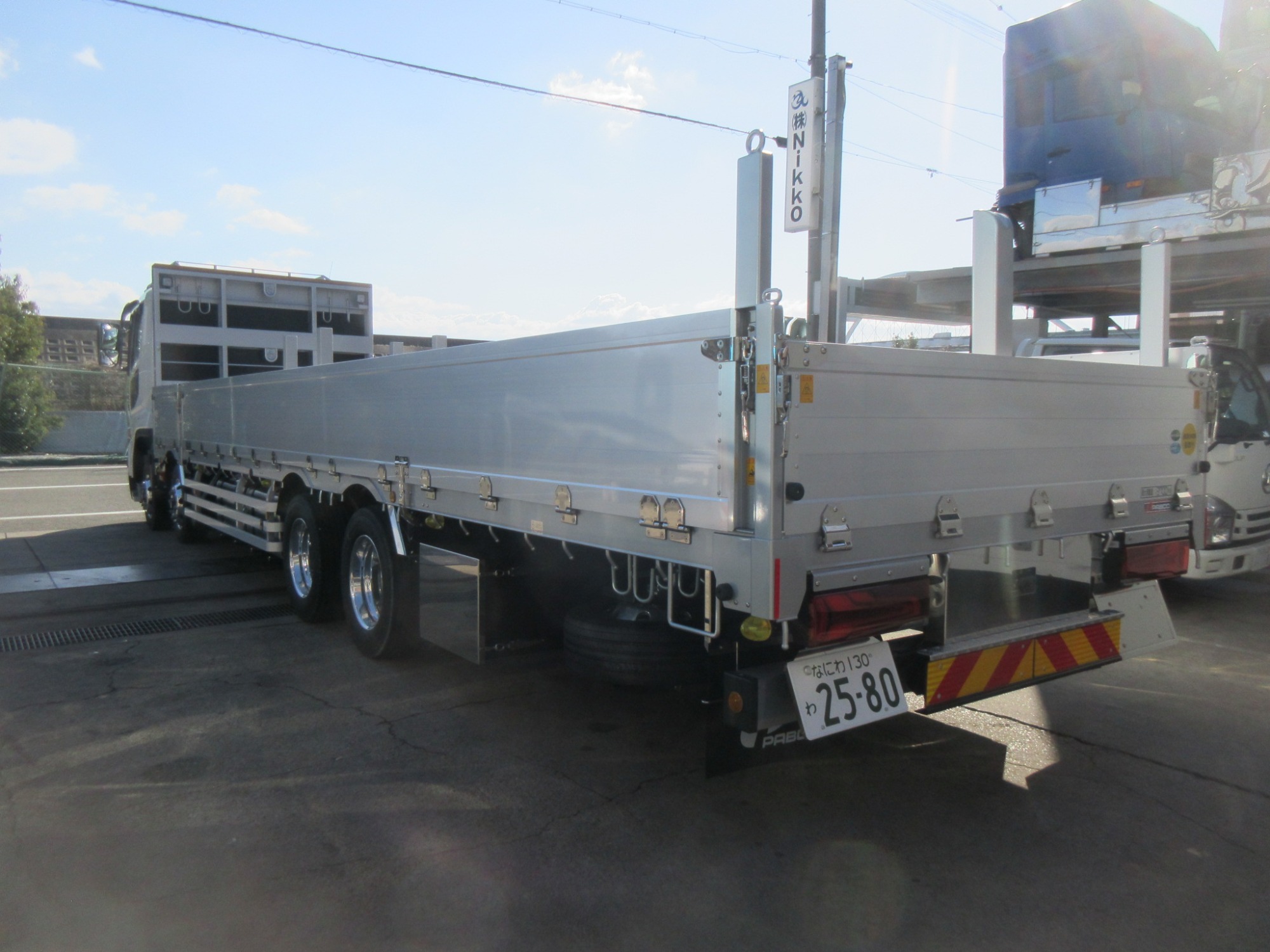 4軸低床 アルミ平未使用車