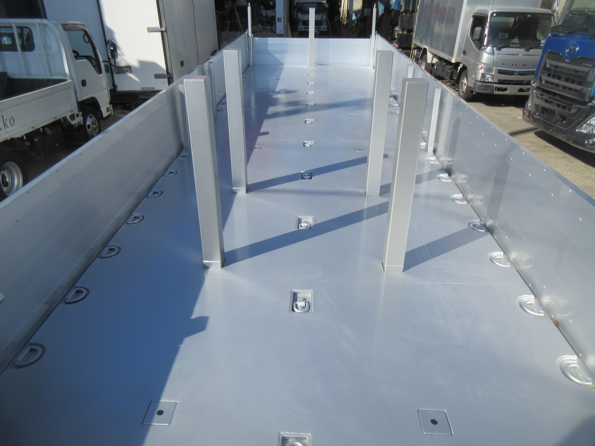 4軸低床 アルミ平未使用車