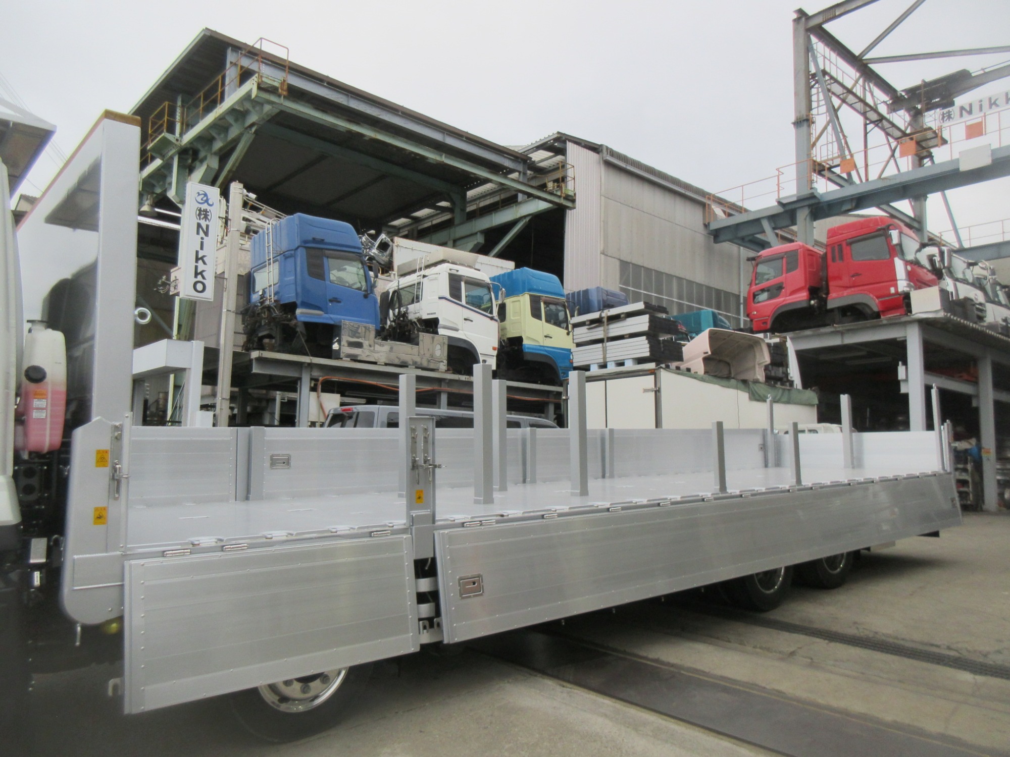 4軸低床 アルミ平未使用車