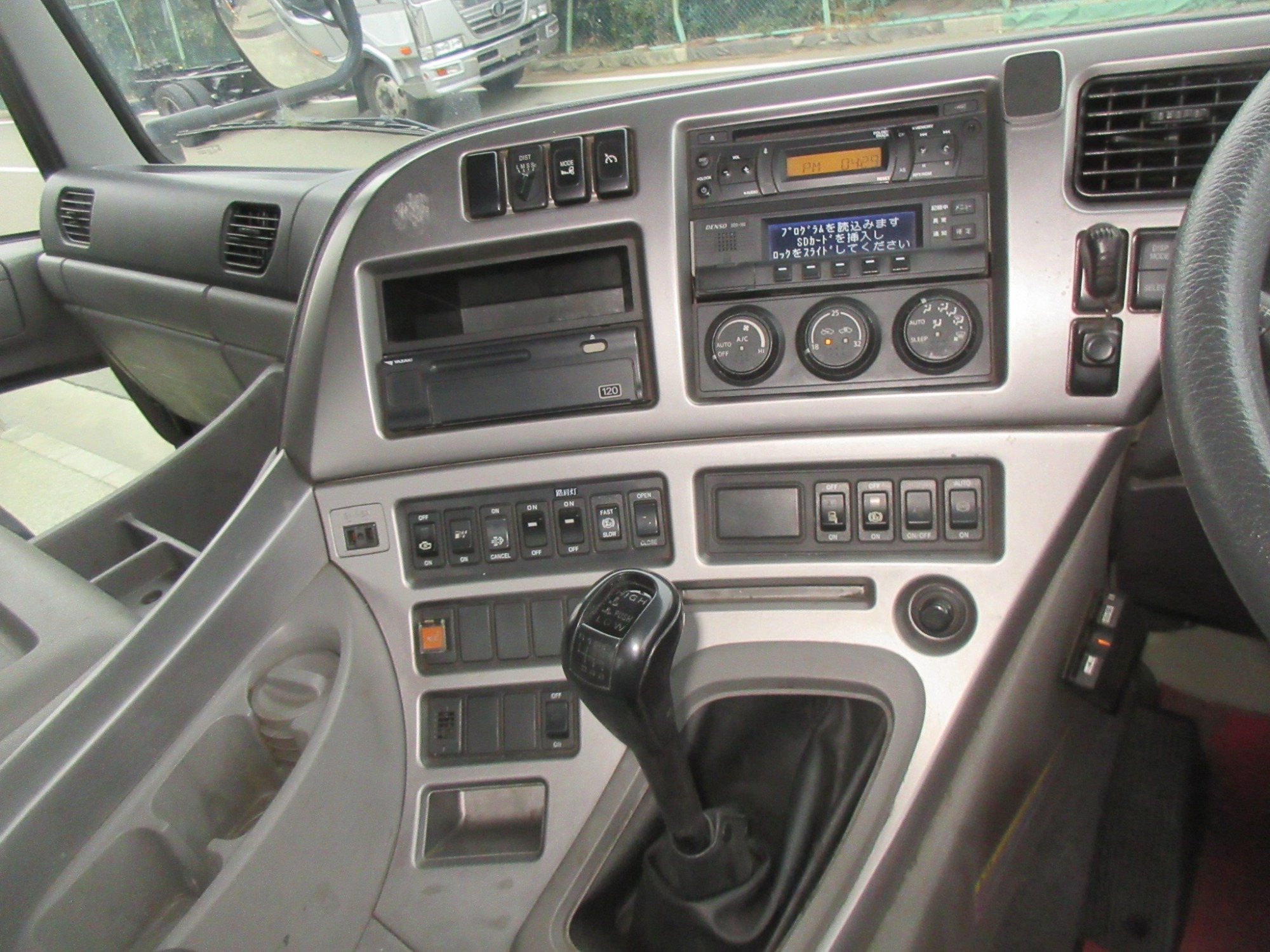 クオン11.5トンマニュアルトラクタ