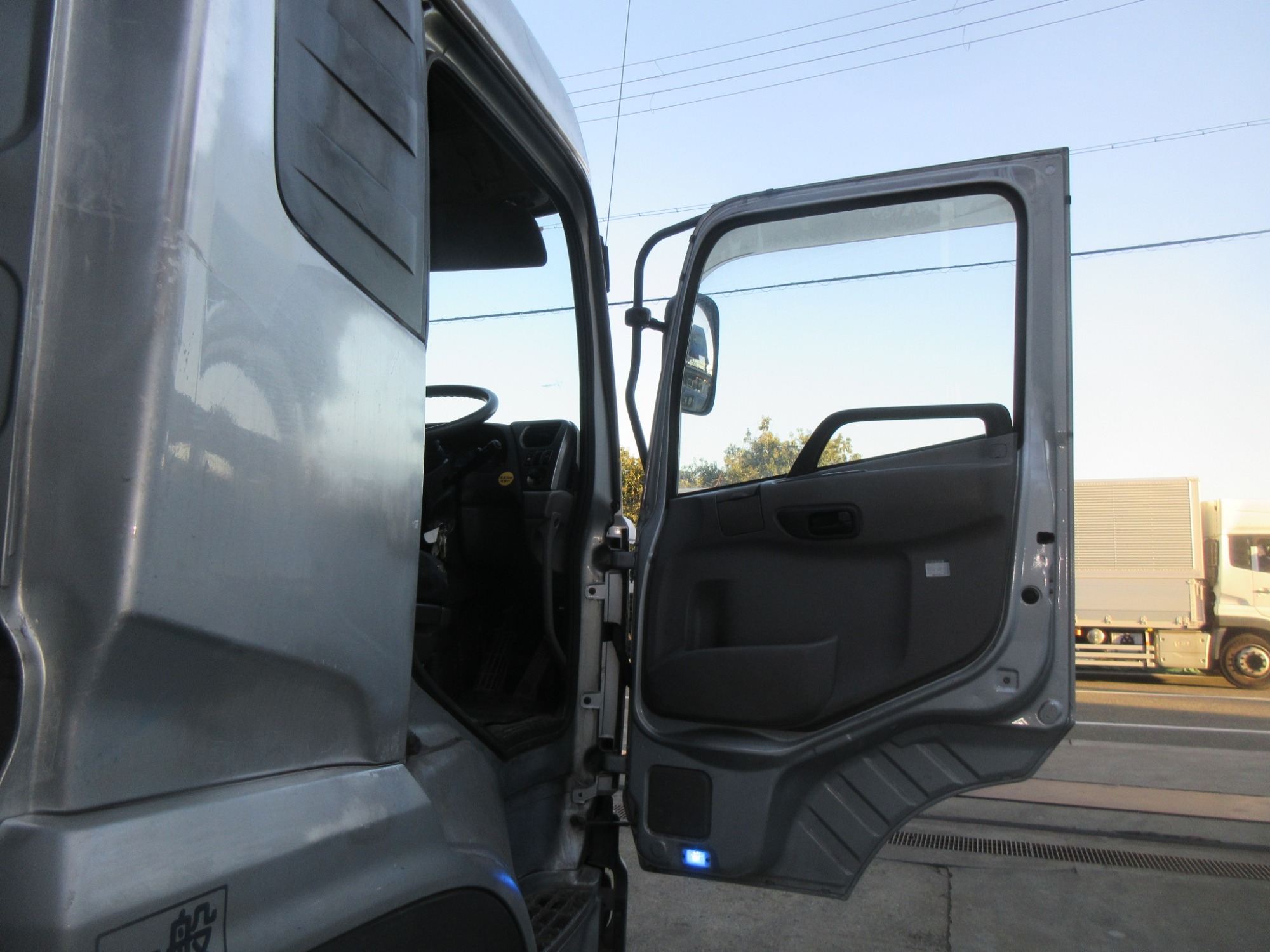 クオン3軸高床リーフサス アルミ平ボディ