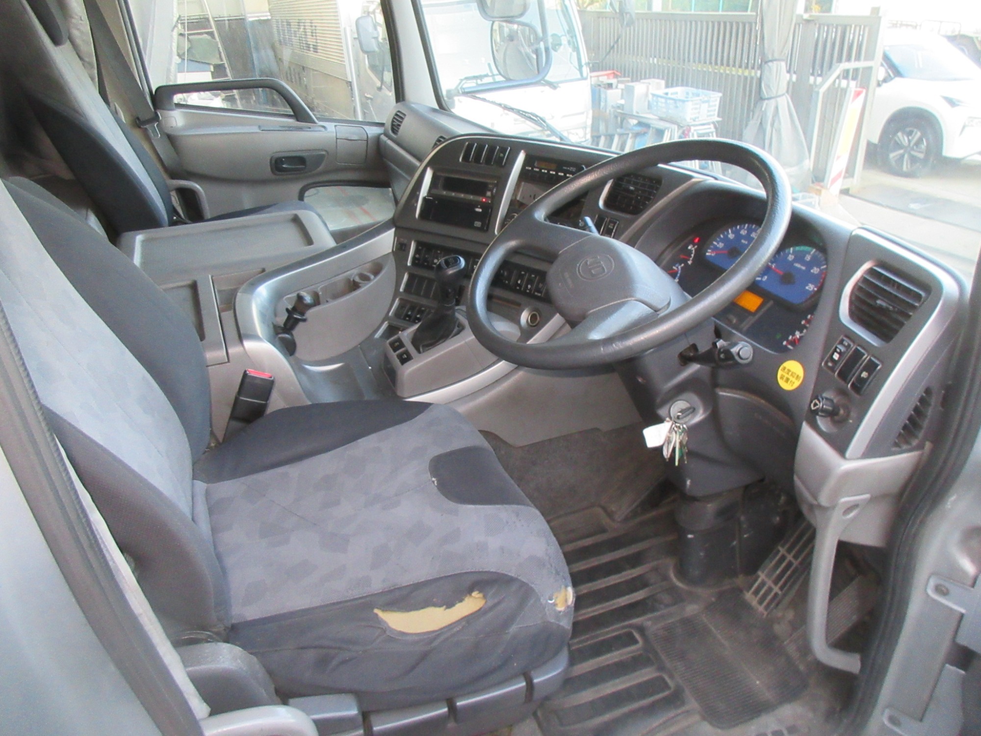 クオン3軸高床リーフサス アルミ平ボディ