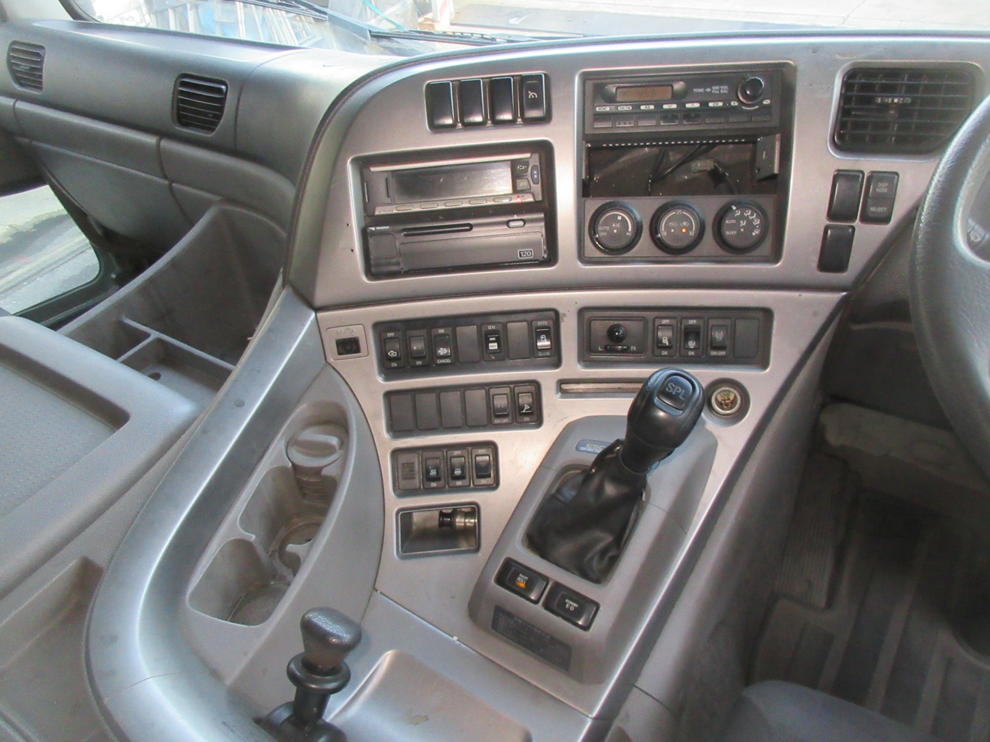 クオン3軸高床リーフサス アルミ平ボディ