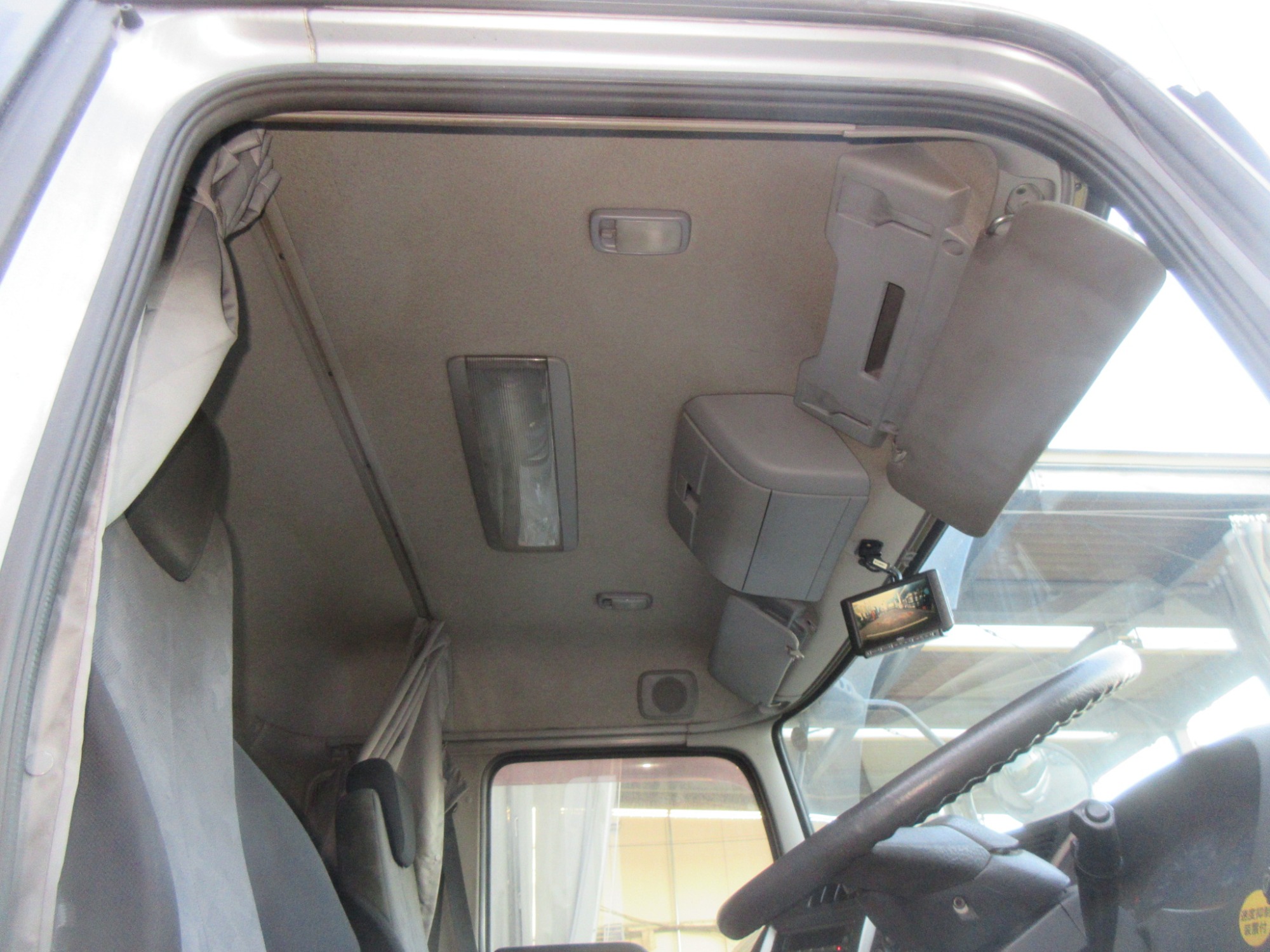 クオン3軸高床リーフサス アルミ平ボディ