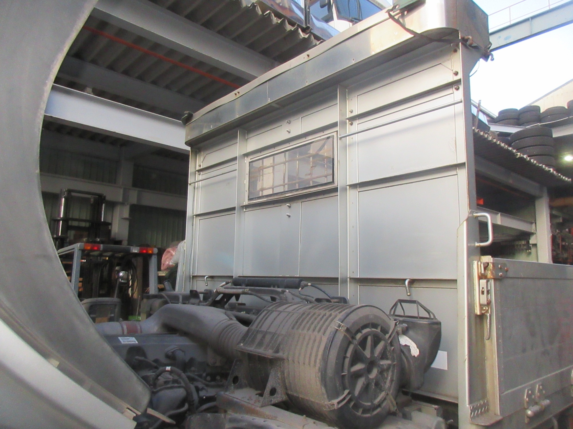 クオン3軸高床リーフサス アルミ平ボディ