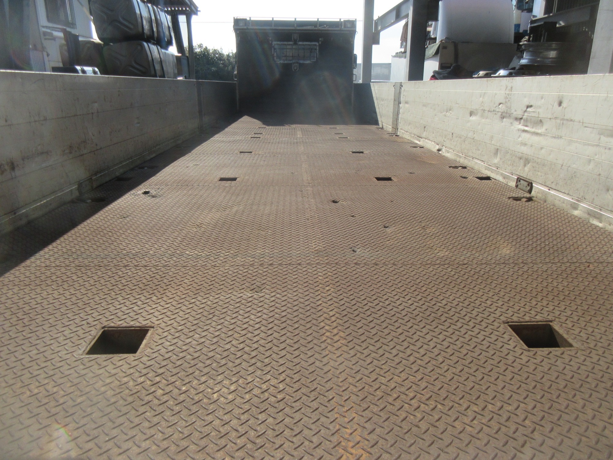 クオン3軸高床リーフサス アルミ平ボディ