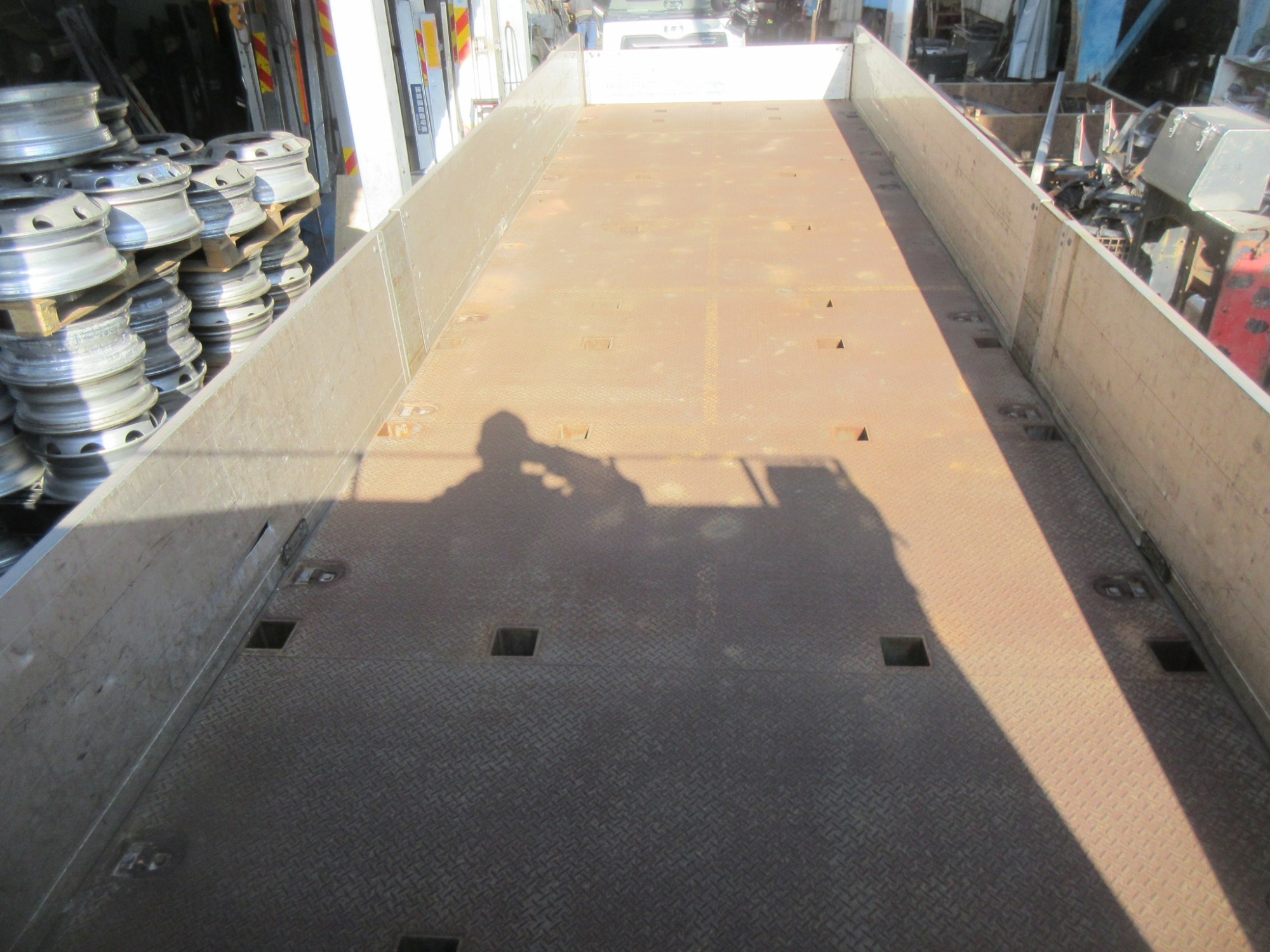 クオン3軸高床リーフサス アルミ平ボディ