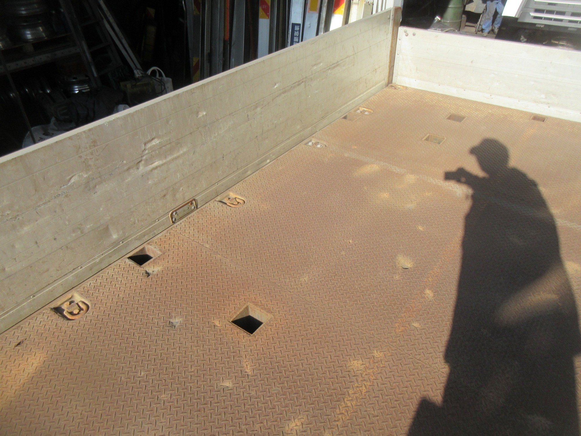 クオン3軸高床リーフサス アルミ平ボディ