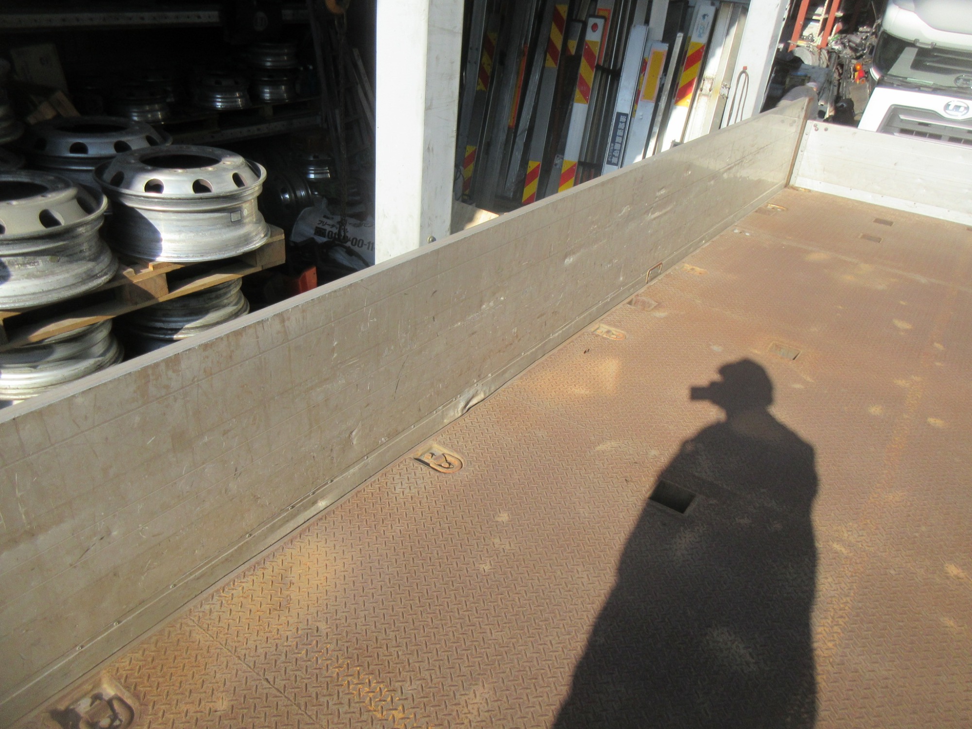 クオン3軸高床リーフサス アルミ平ボディ