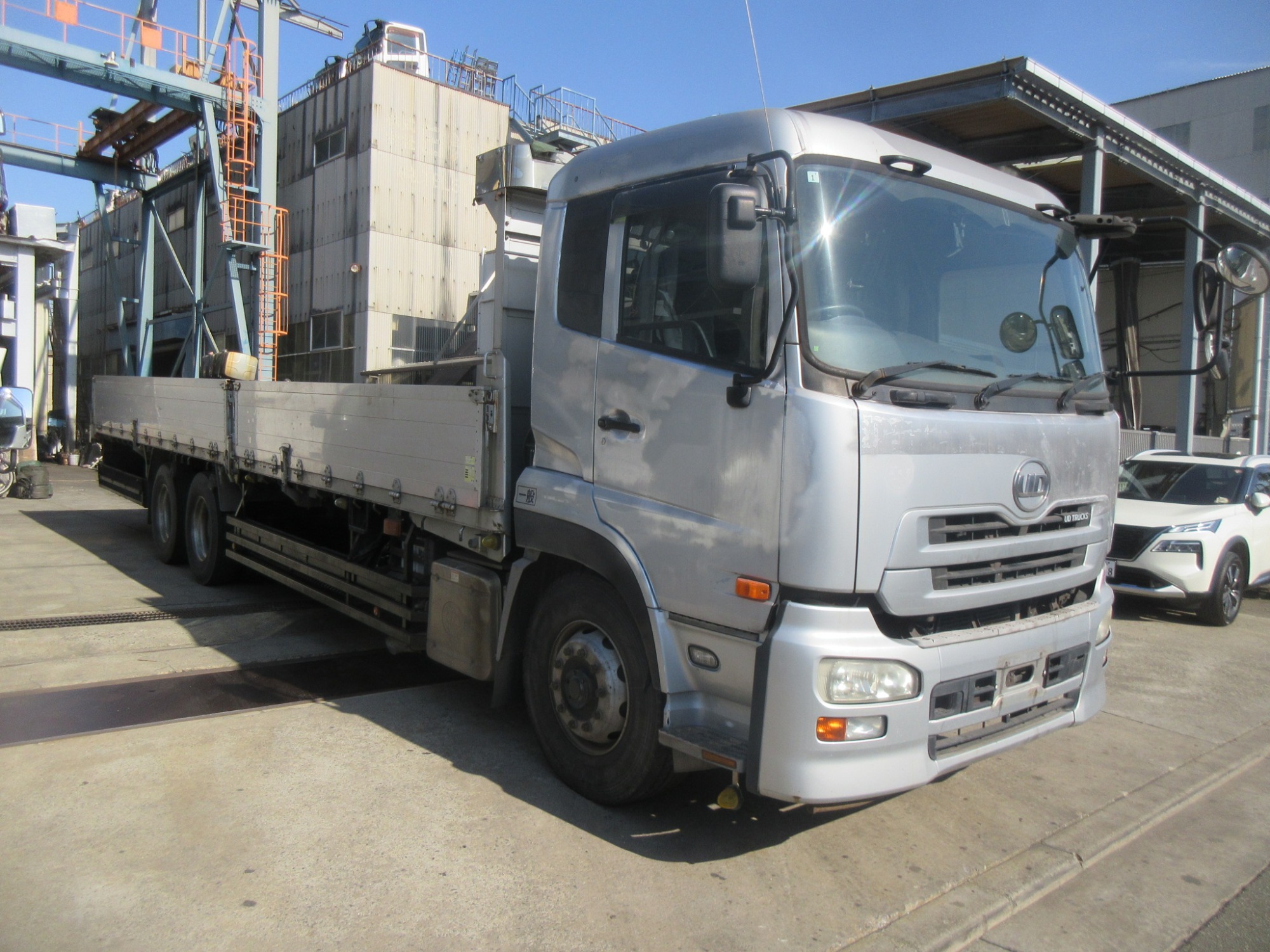 クオン3軸高床リーフサス アルミ平ボディ