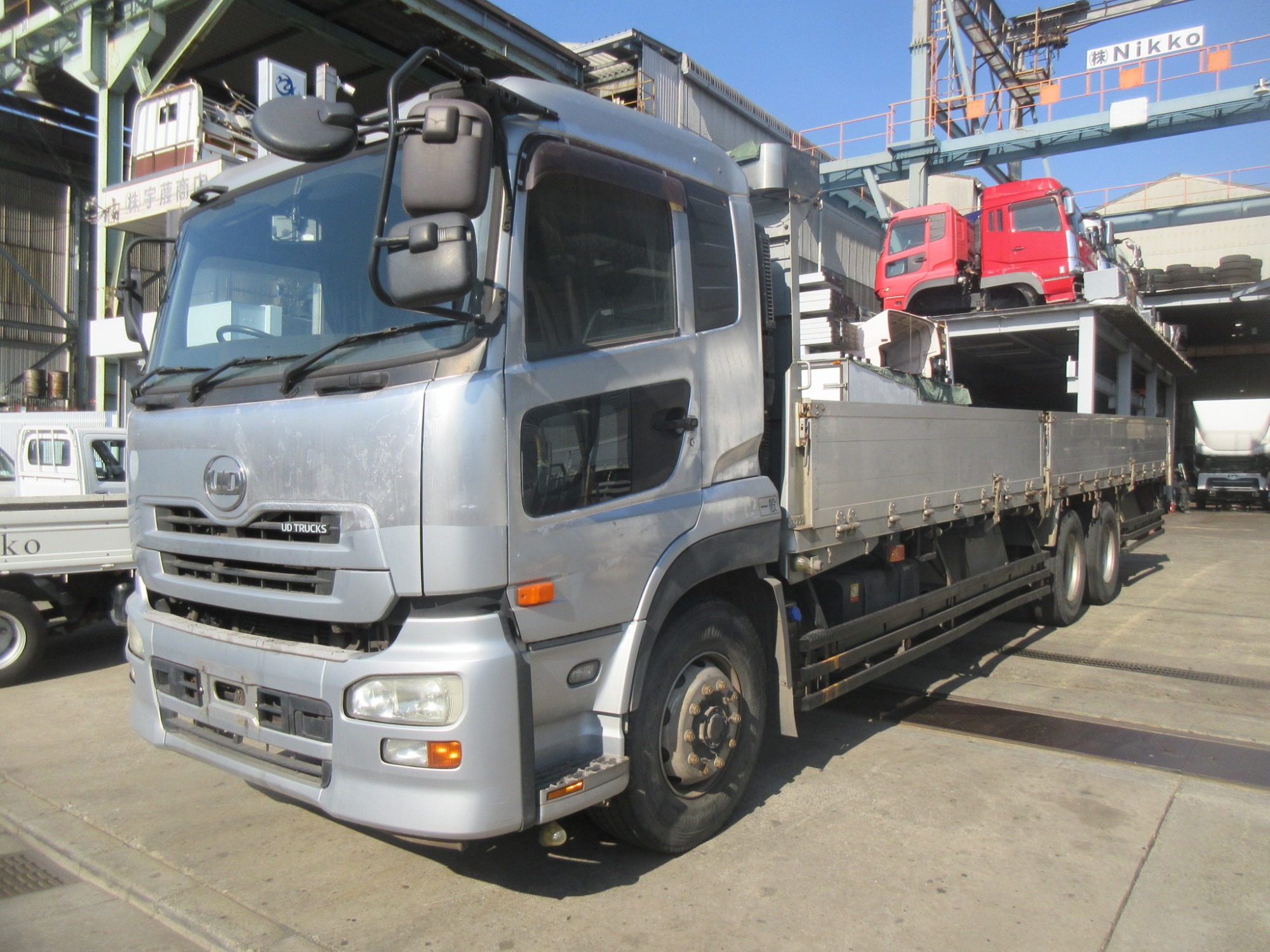 クオン3軸高床リーフサス アルミ平ボディ