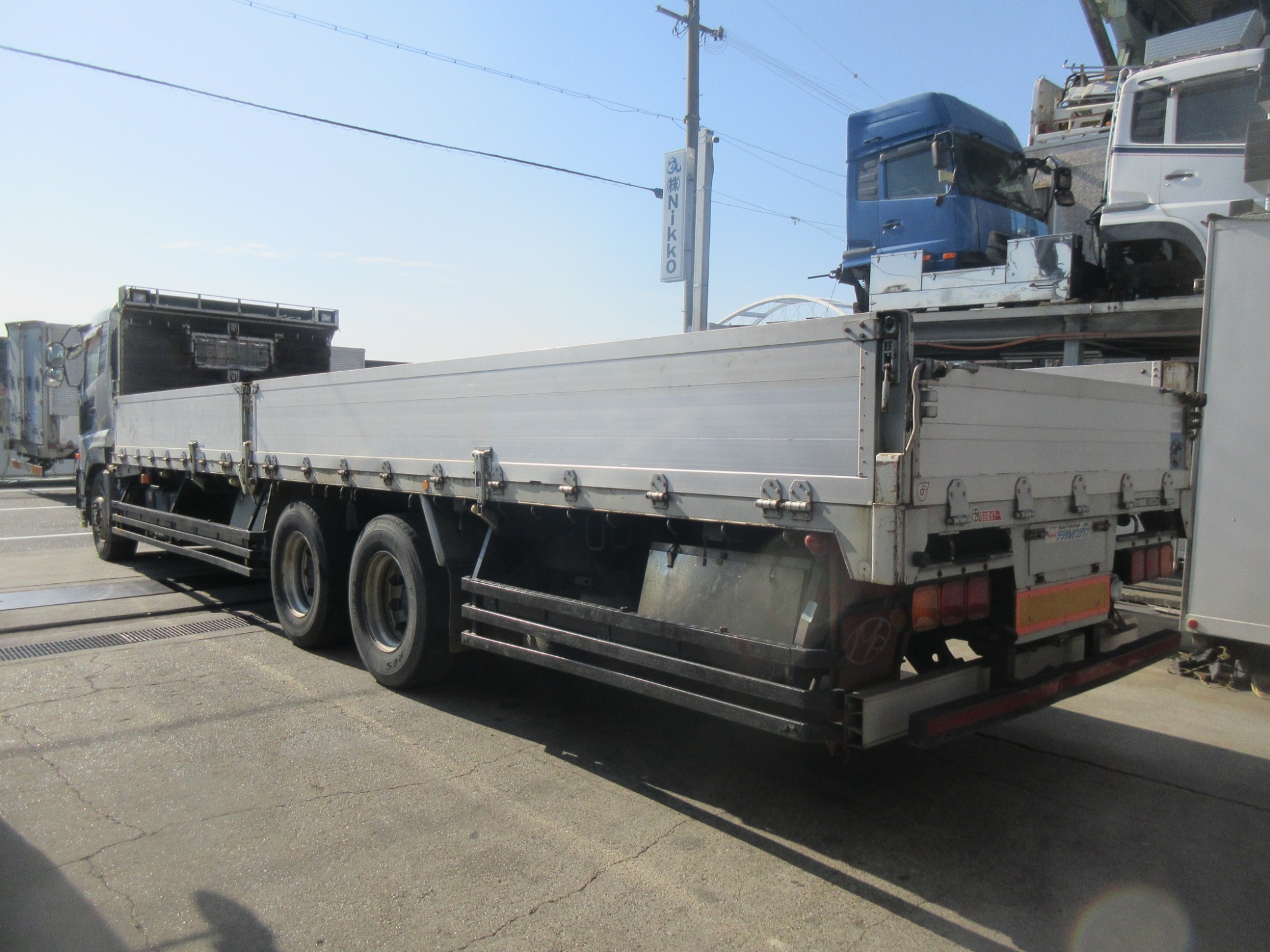 クオン3軸高床リーフサス アルミ平ボディ