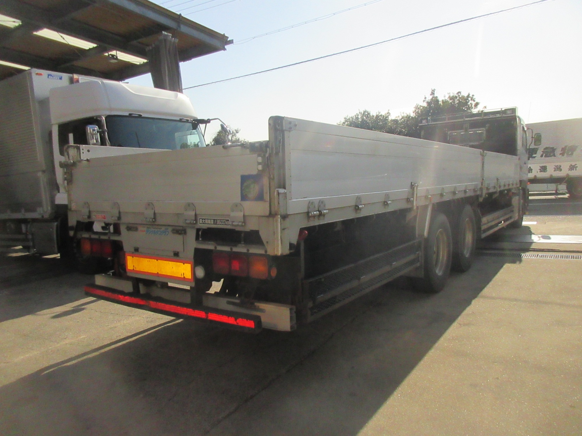 クオン3軸高床リーフサス アルミ平ボディ