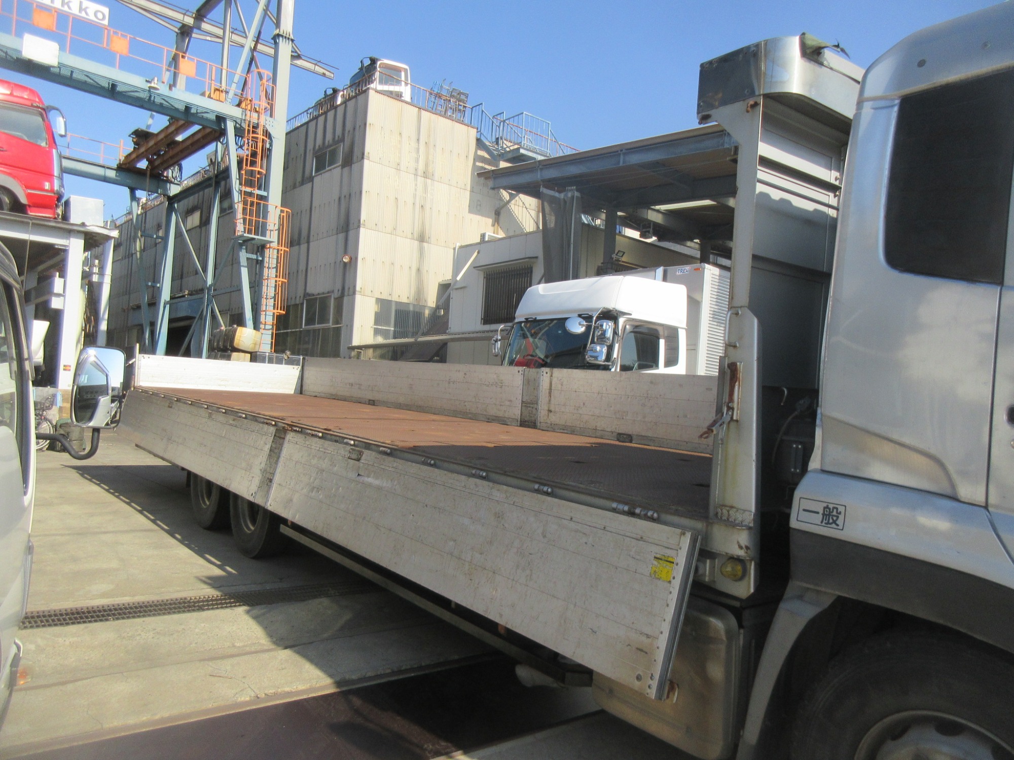 クオン3軸高床リーフサス アルミ平ボディ