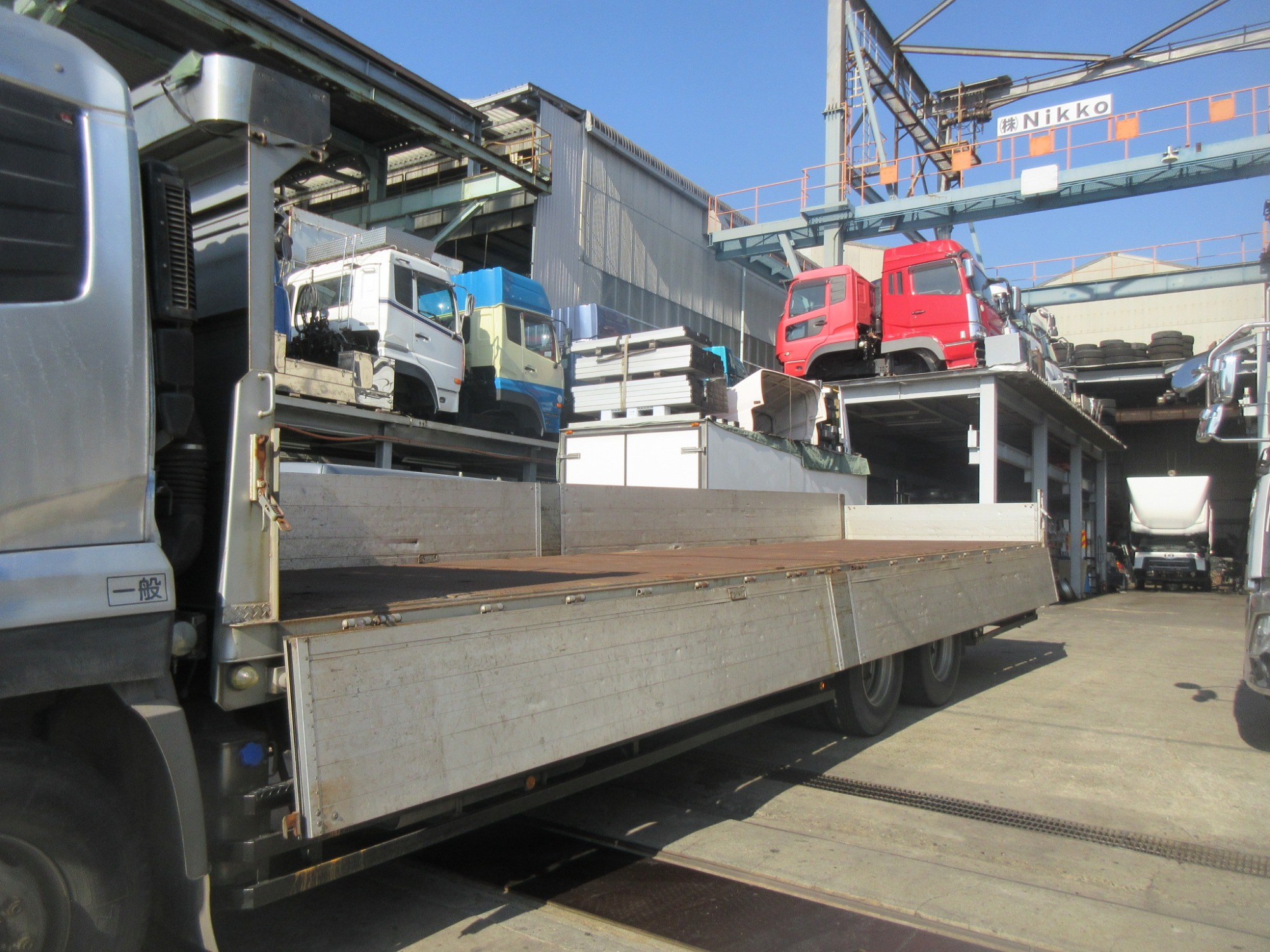 クオン3軸高床リーフサス アルミ平ボディ