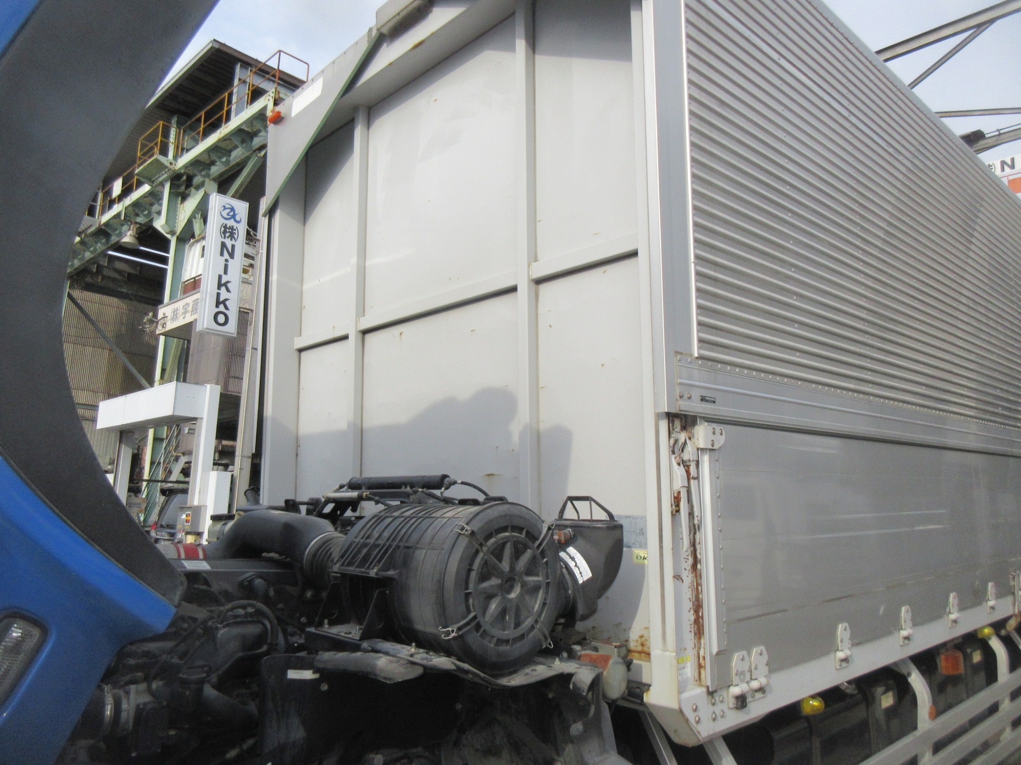 クオン高床3軸アルミウイング低走行