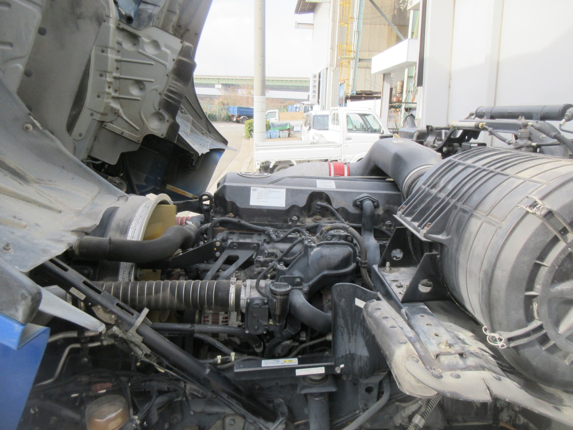 クオン高床3軸アルミウイング低走行