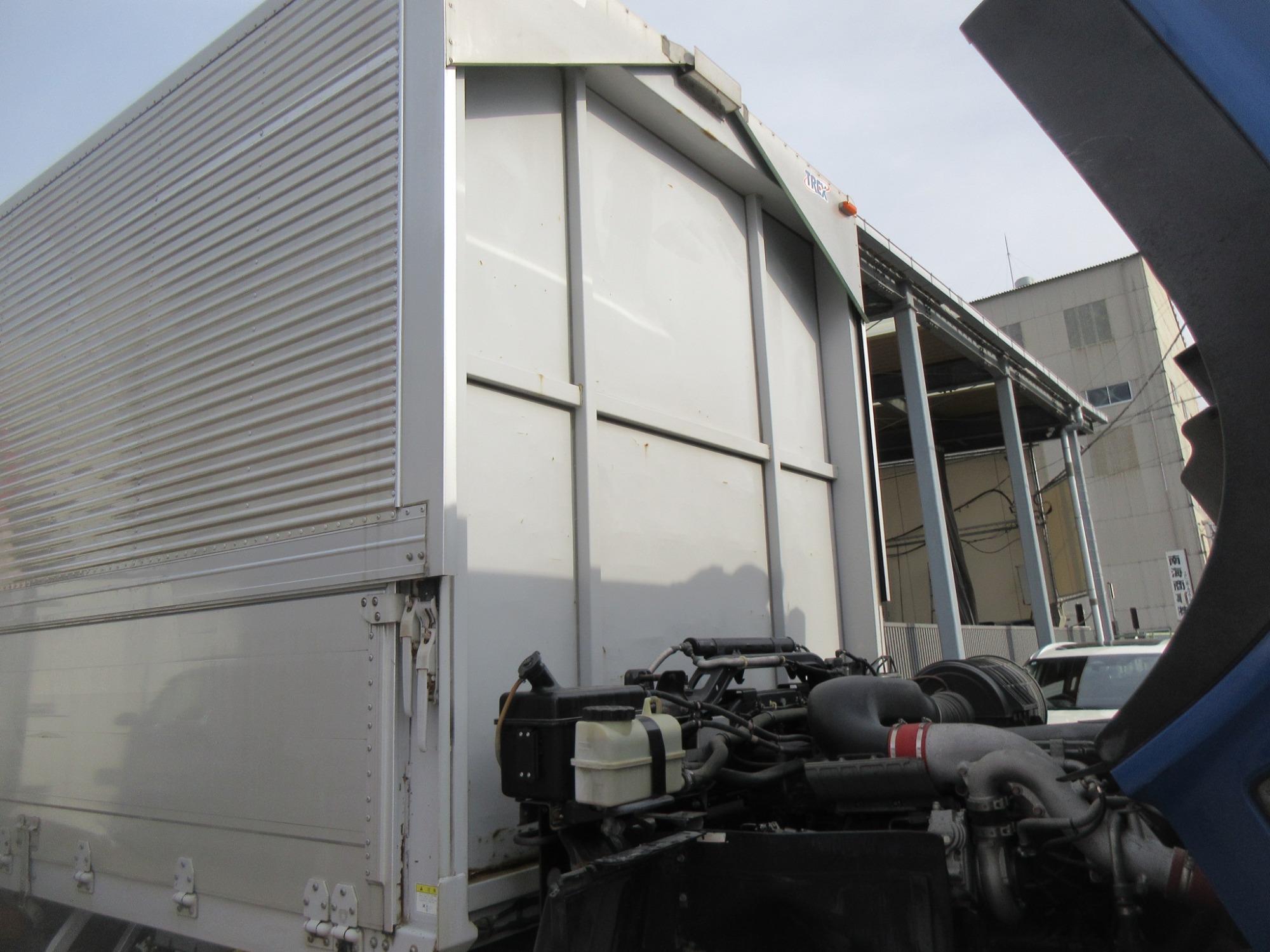 クオン高床3軸アルミウイング低走行