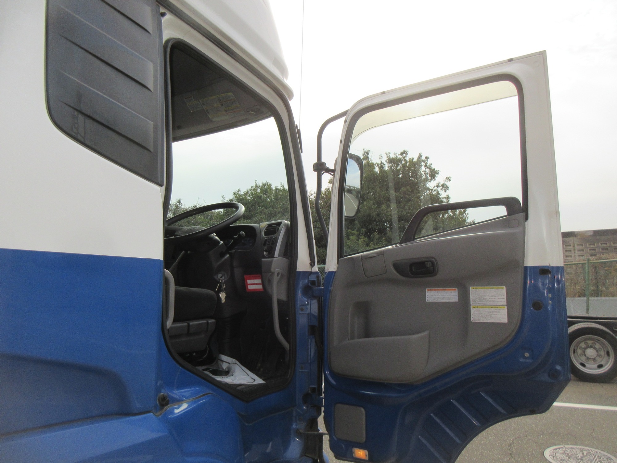 クオン高床3軸アルミウイング低走行