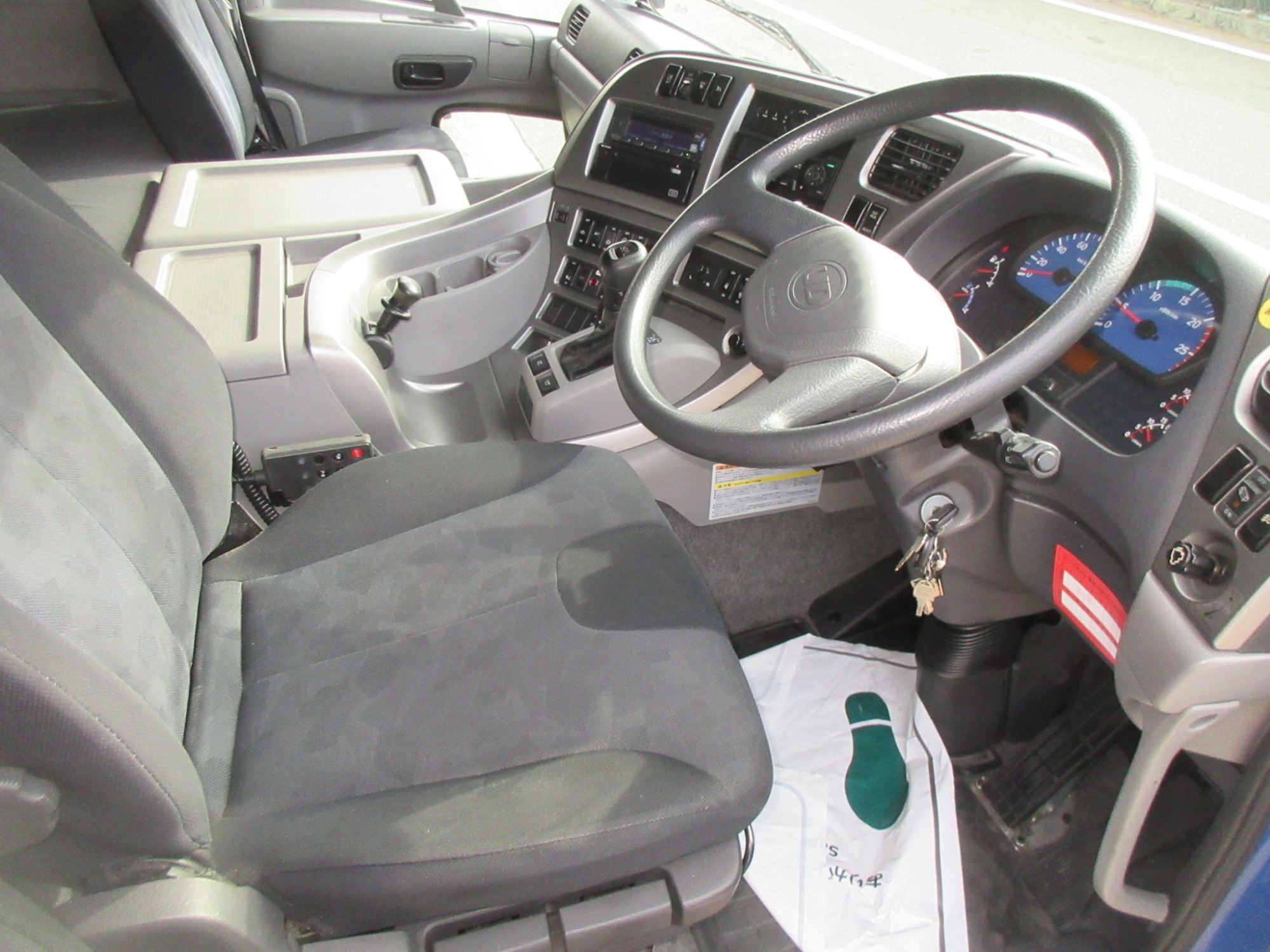 クオン高床3軸アルミウイング低走行