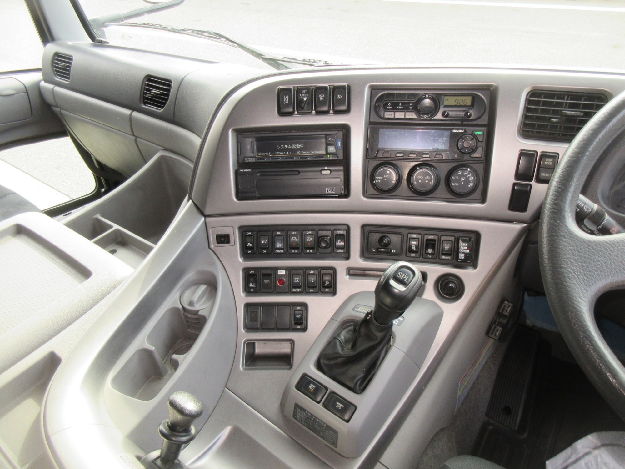 クオン高床3軸アルミウイング低走行