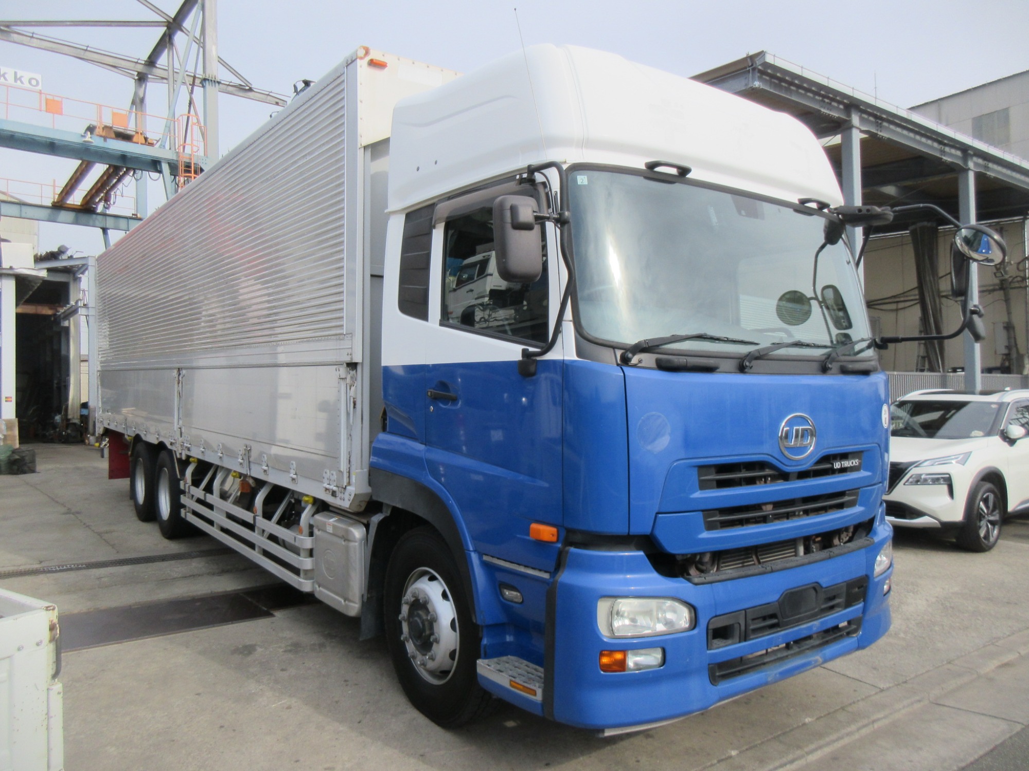 クオン高床３軸アルミウイング低走行