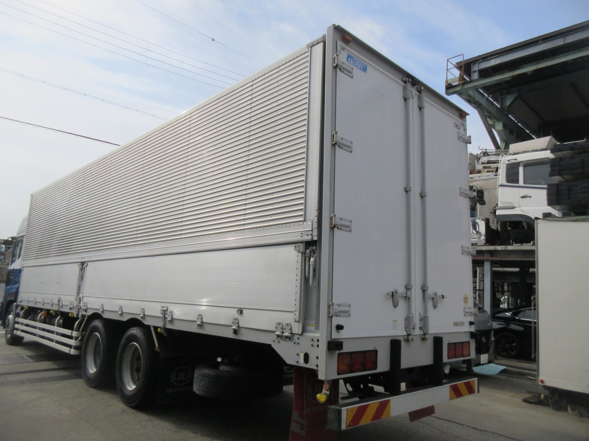 クオン高床3軸アルミウイング低走行