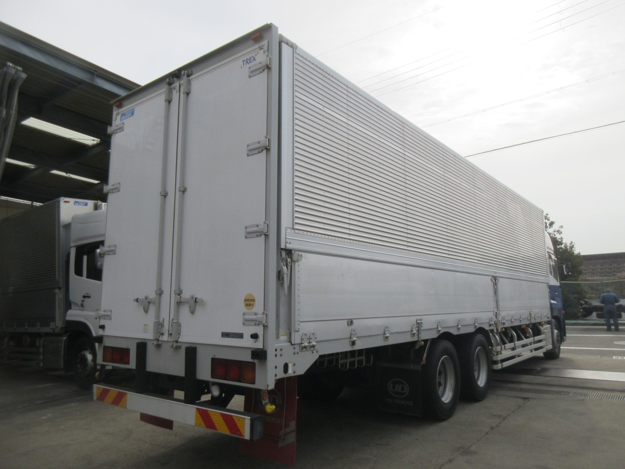 クオン高床3軸アルミウイング低走行