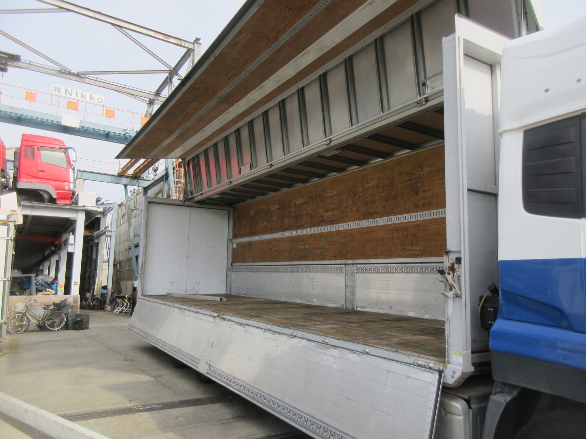 クオン高床3軸アルミウイング低走行