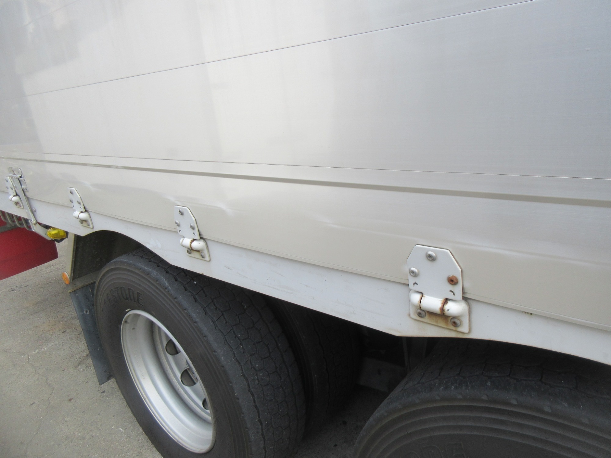 クオン高床3軸アルミウイング低走行