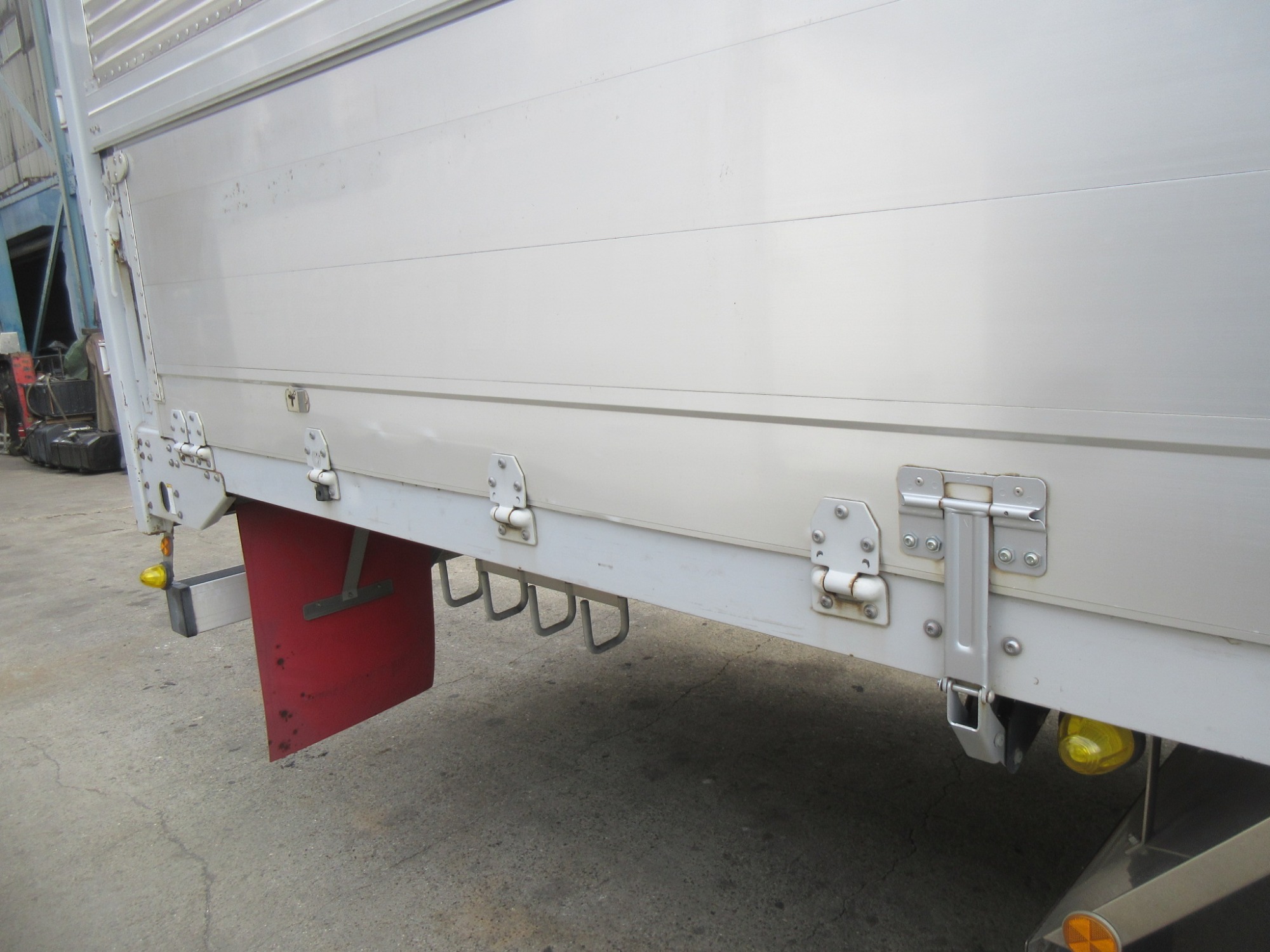 クオン高床3軸アルミウイング低走行