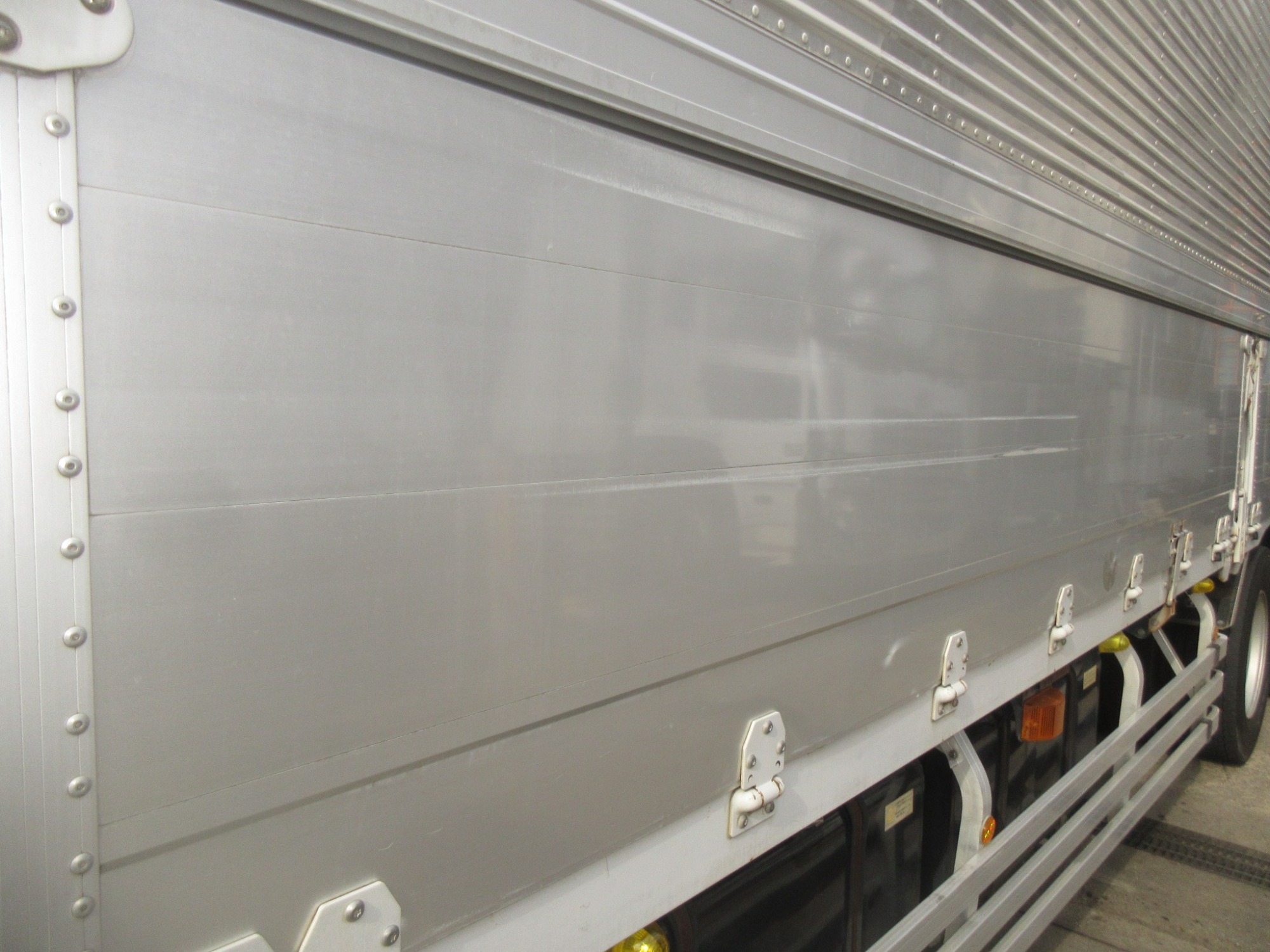 クオン高床3軸アルミウイング低走行