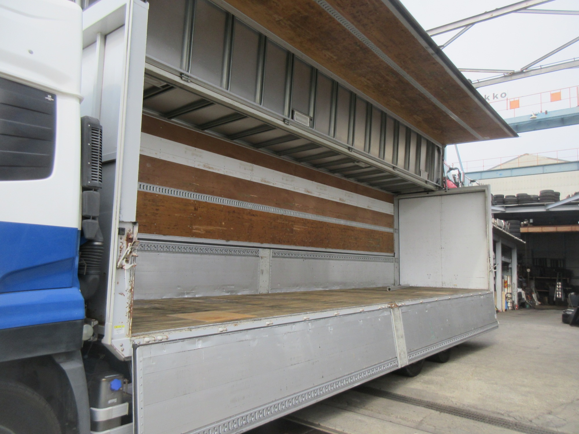 クオン高床3軸アルミウイング低走行