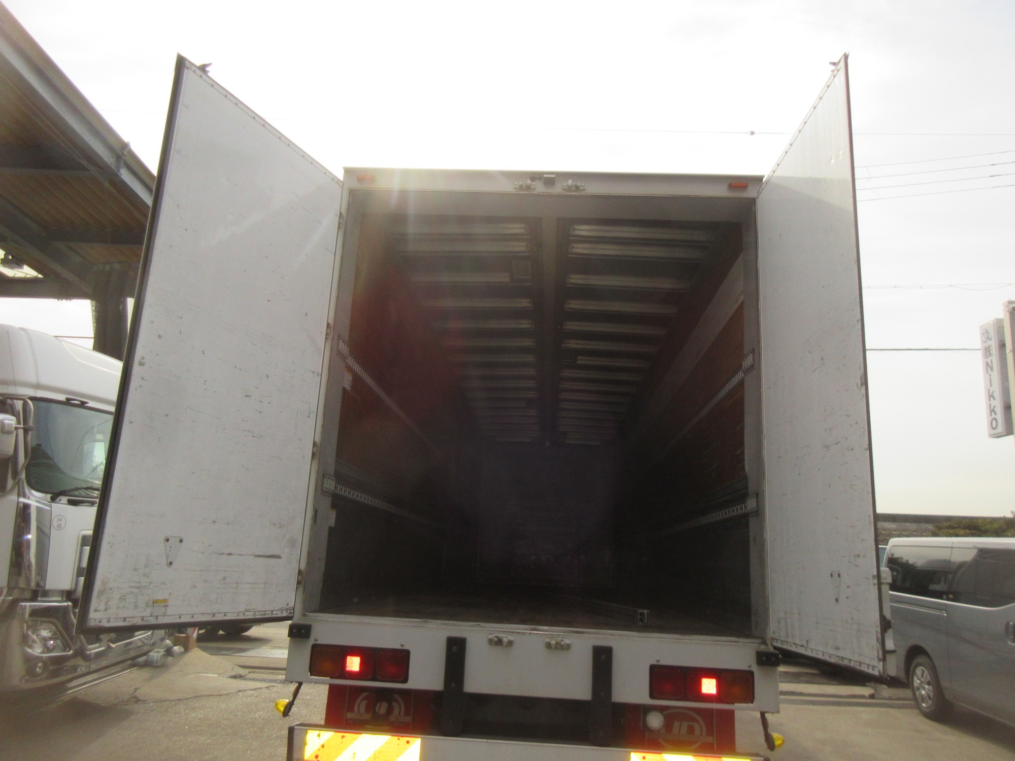 クオン高床3軸アルミウイング低走行