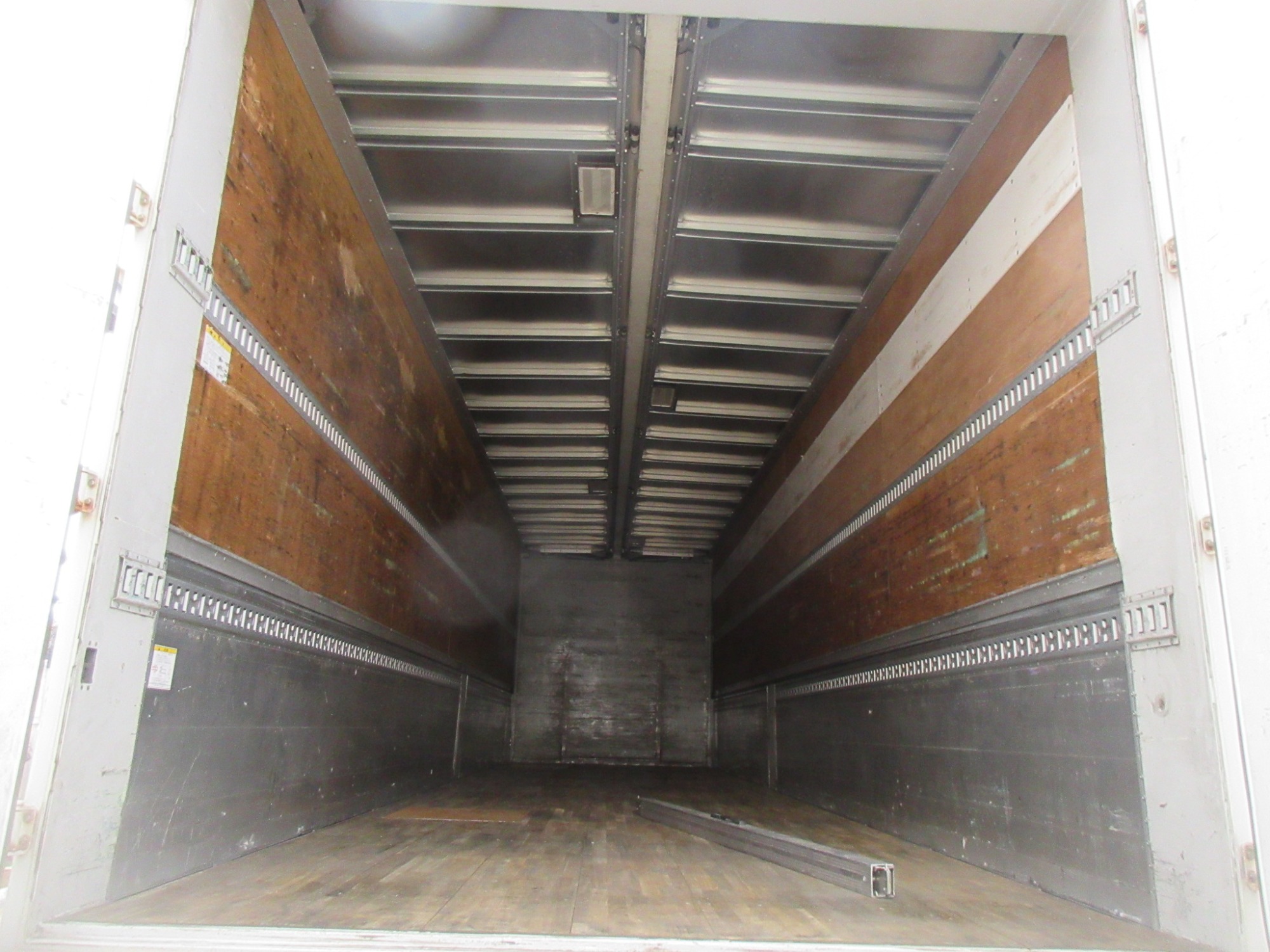 クオン高床3軸アルミウイング低走行