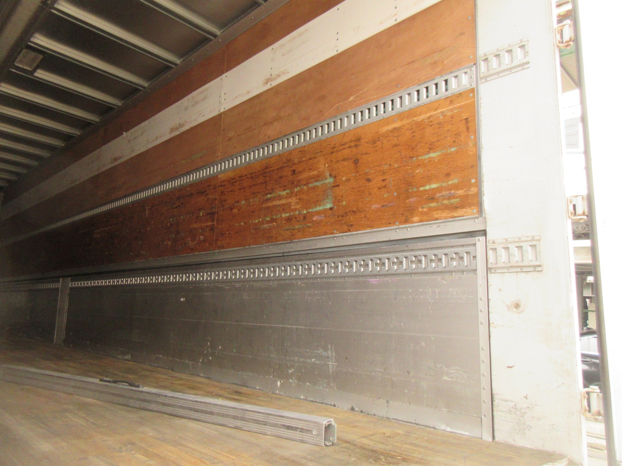 クオン高床3軸アルミウイング低走行