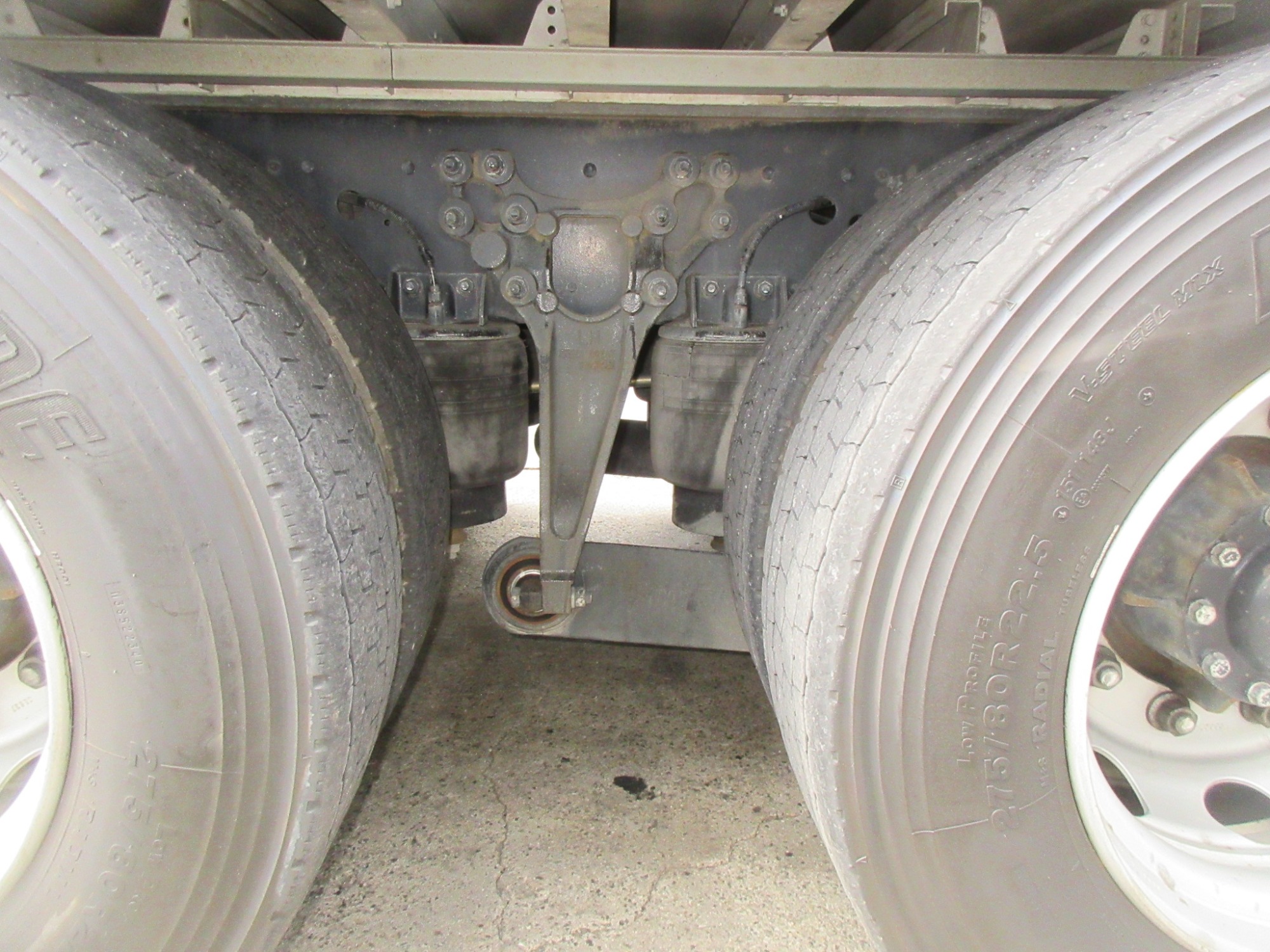 クオン高床3軸アルミウイング低走行