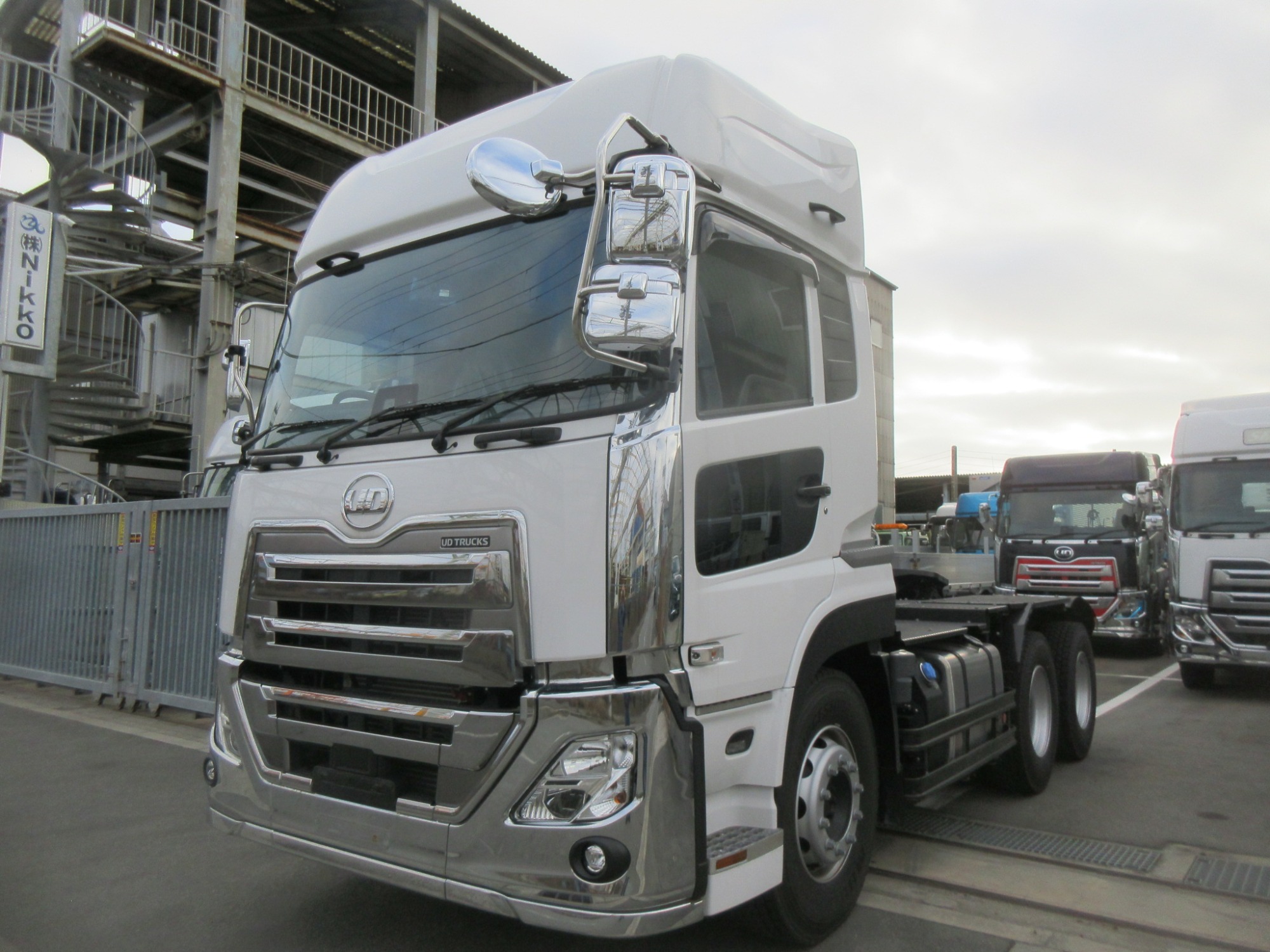 クオン第五輪荷重20トンハイルーフ未使用トラクタ