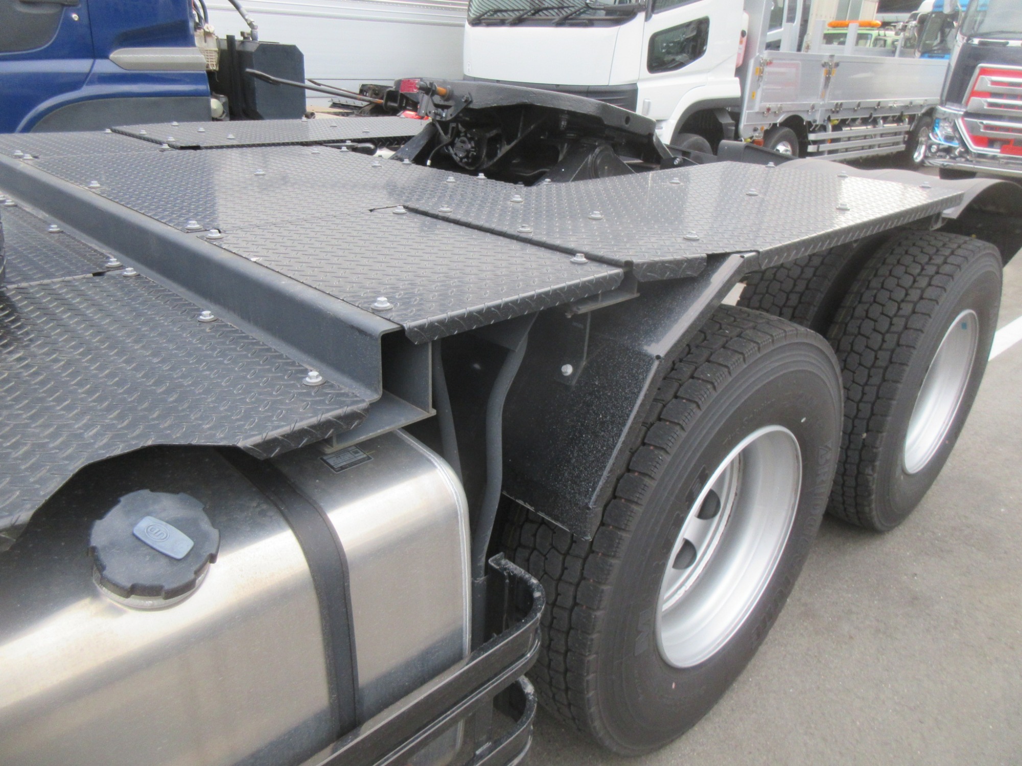 クオン第五輪荷重20トンハイルーフ未使用トラクタ