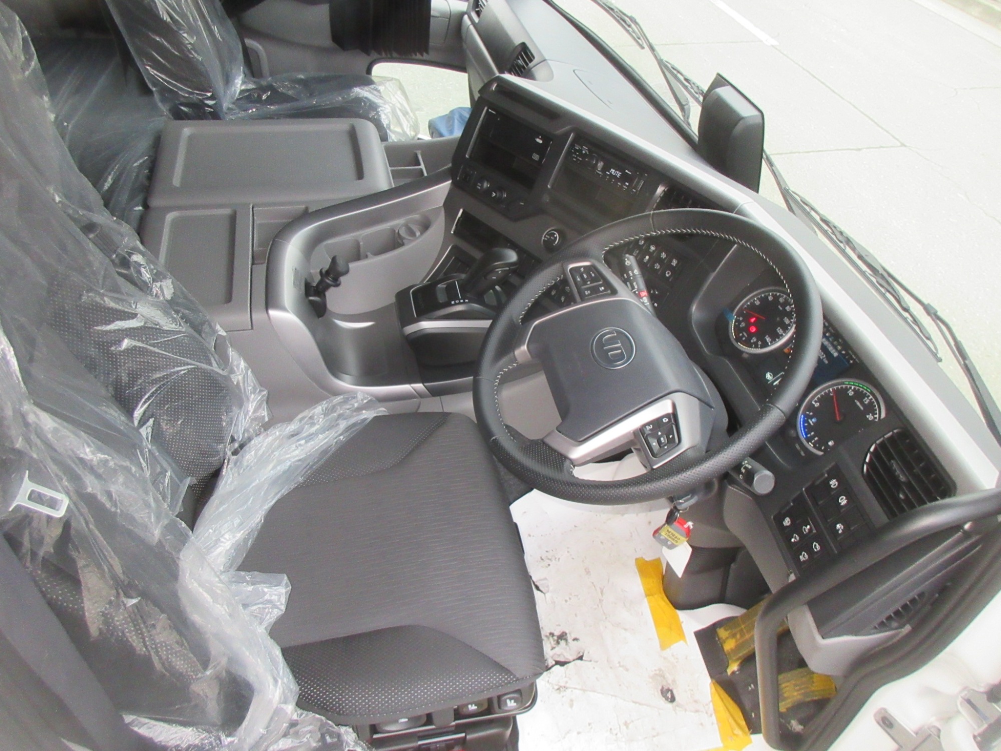 クオン第五輪荷重20トンハイルーフ未使用トラクタ